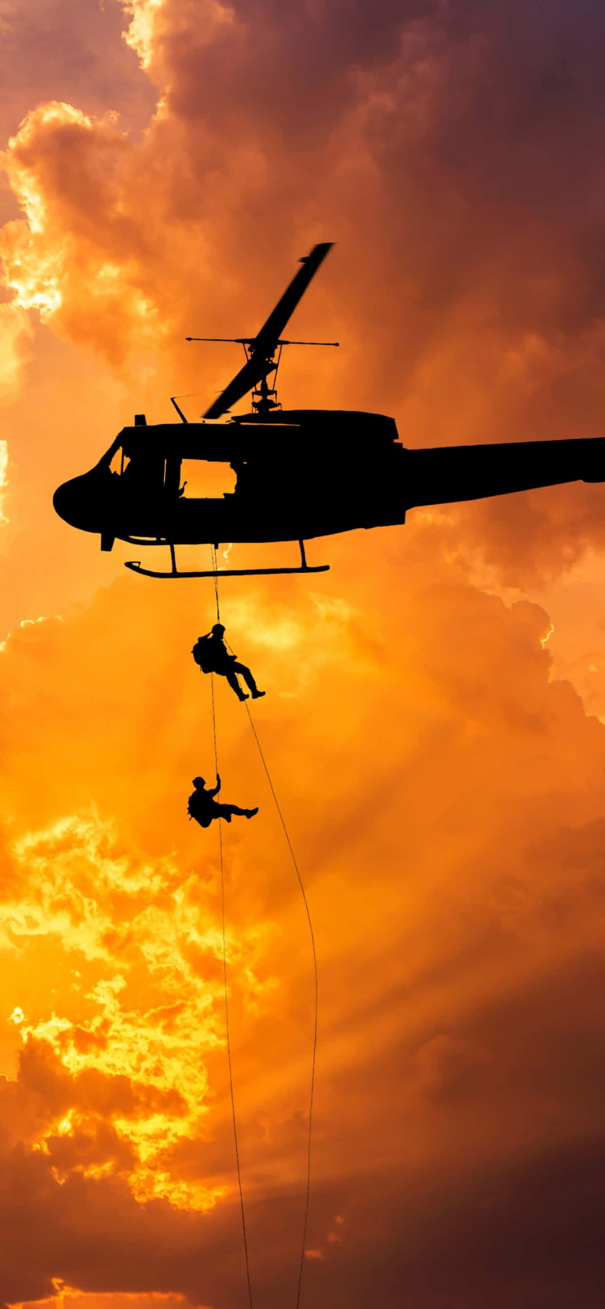 un elicopter zboară deasupra unui bărbat Fundal