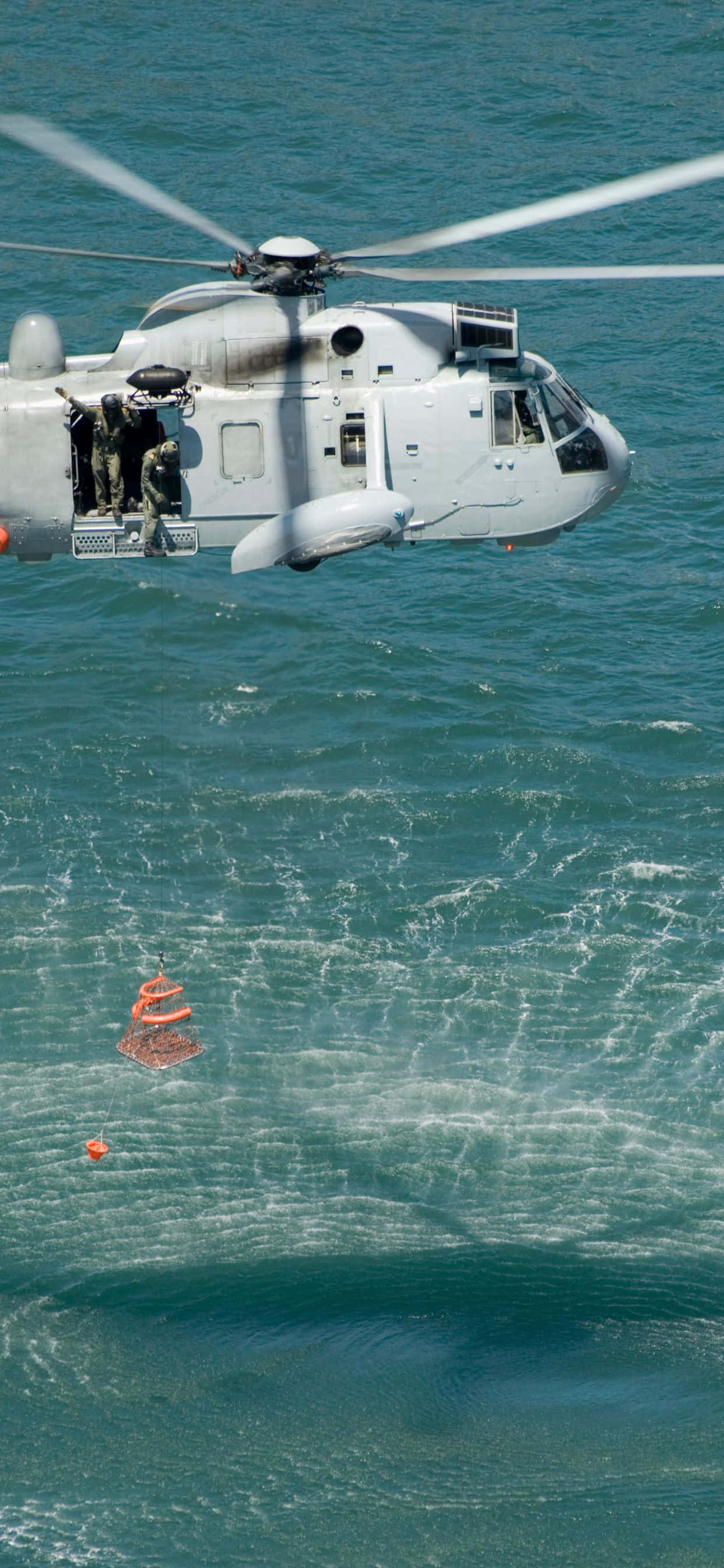 un elicopter zburând deasupra apei Fundal