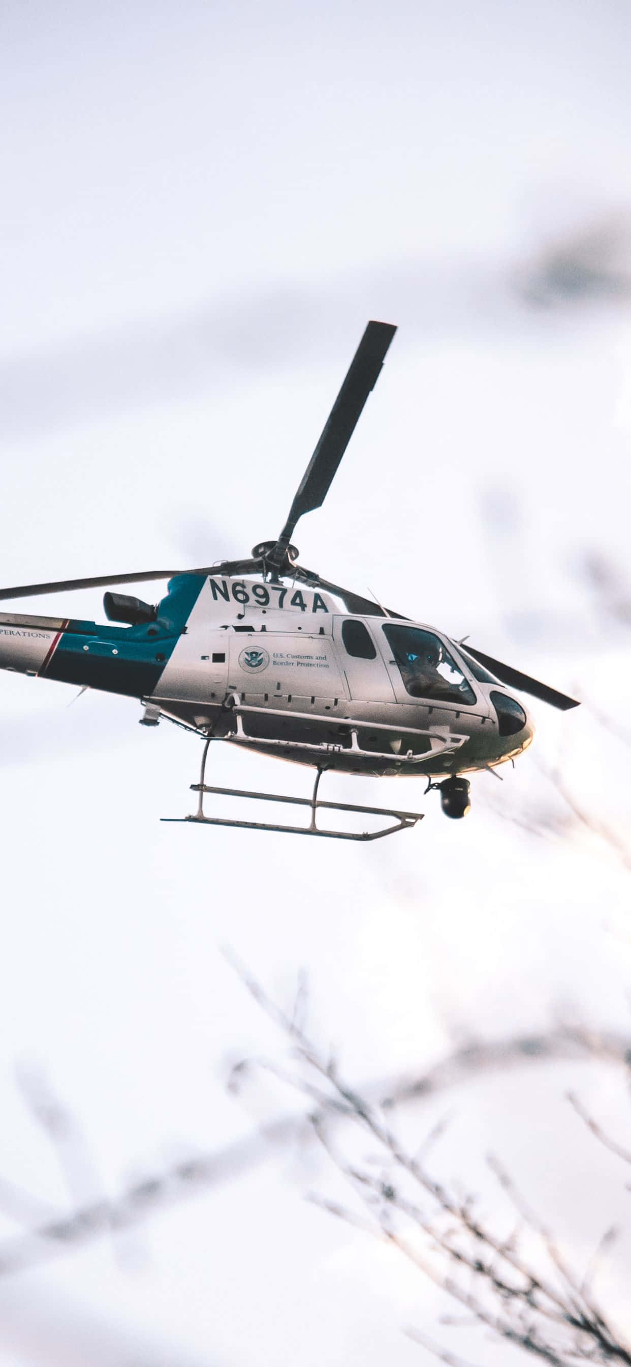 un elicopter zburând prin cer Fundal