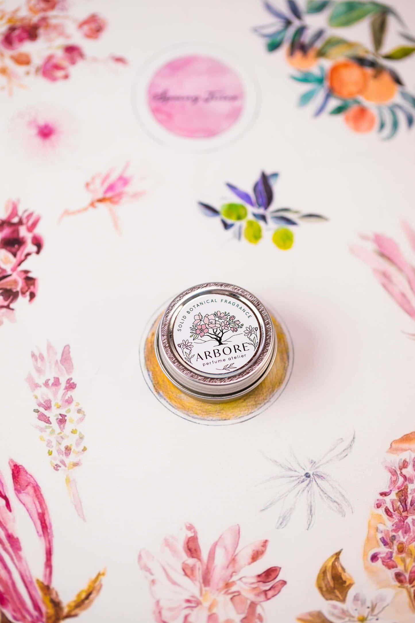 Un flacon de parfum de primăvară printre flori înflorite Fundal