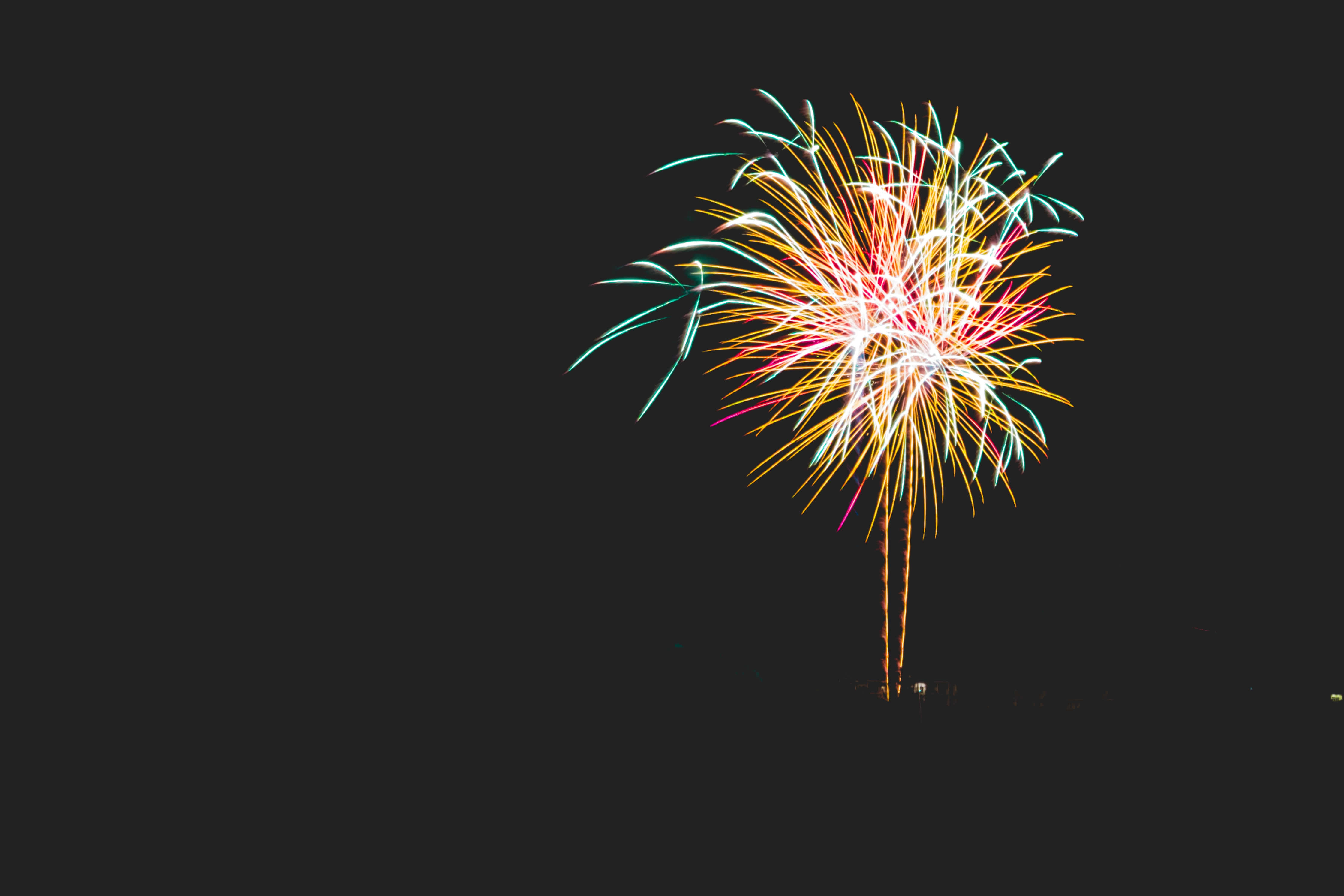 un foc de artificii pe cer Fundal