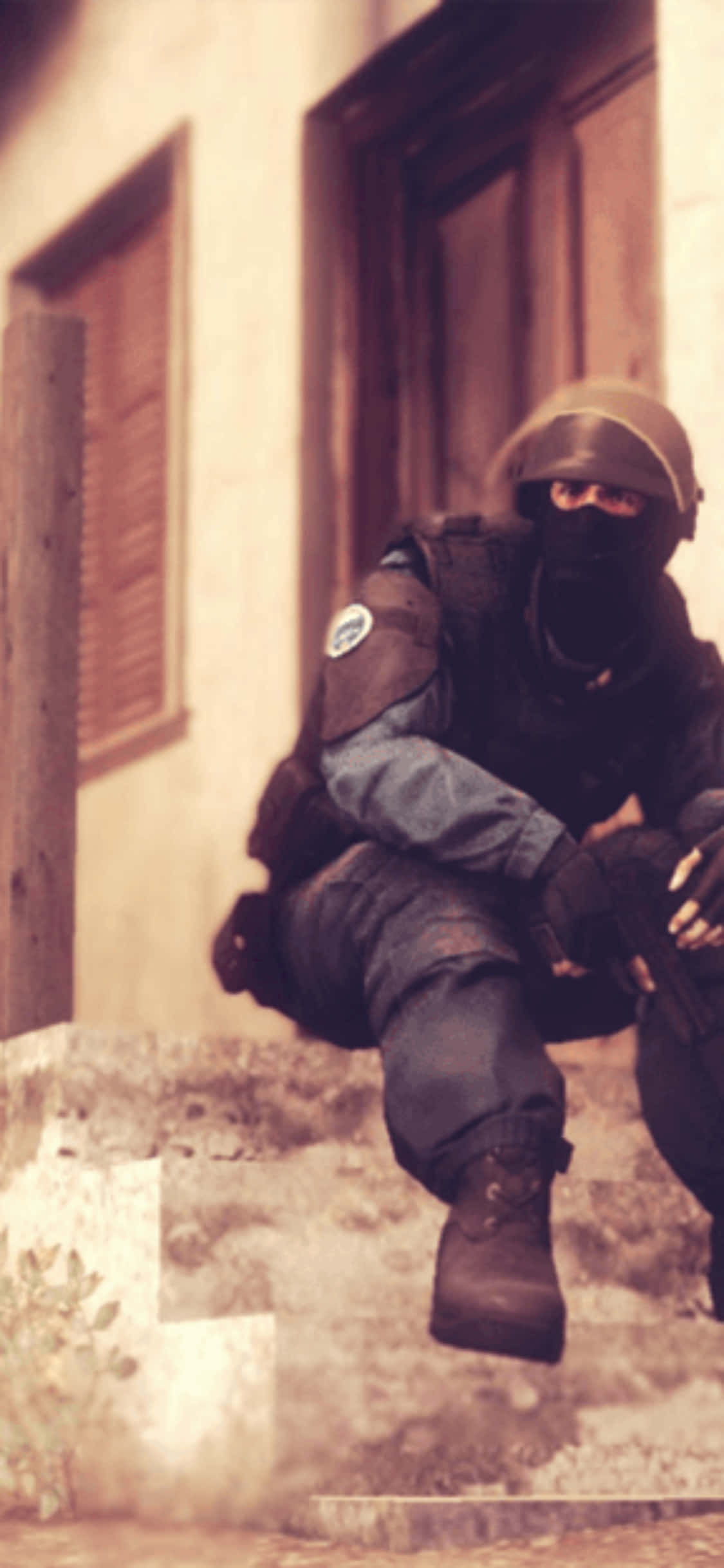 Un gamer profesionist concurează în Counter-Strike: Global Offensive pe un iPhone XS Fundal