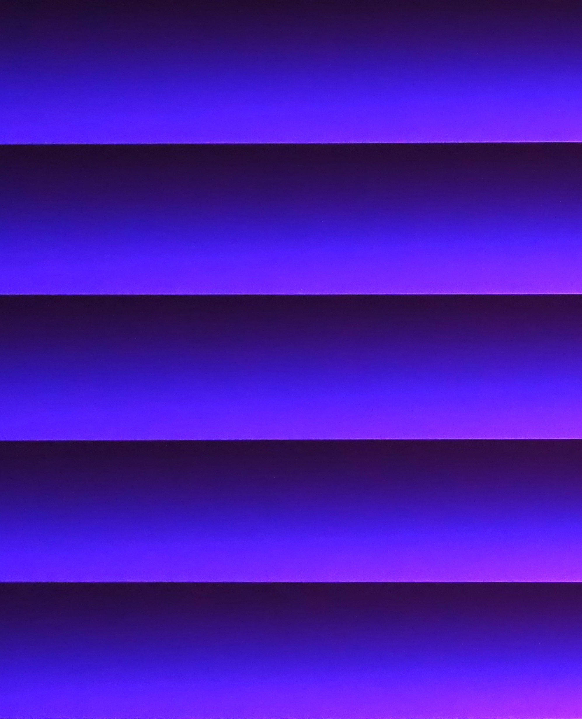 Un gradient vibrant în dungi, în nuanțe de violet Fundal