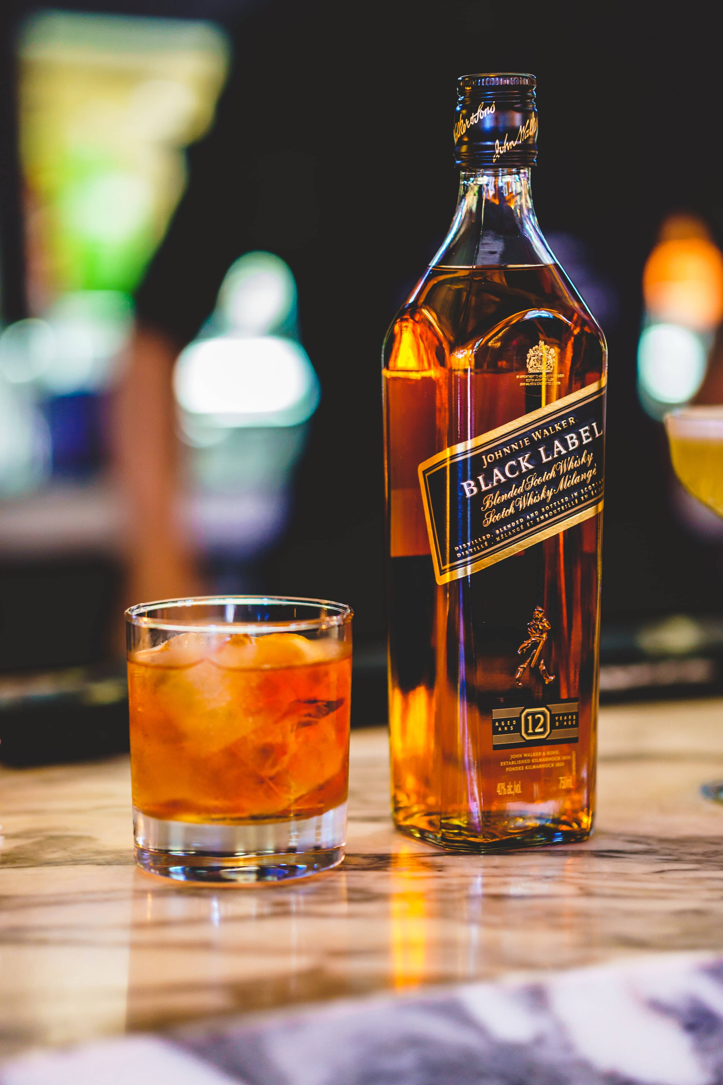Un Gust Sofisticat - Sticlă și Pahar de Whiskey Black Label Fundal
