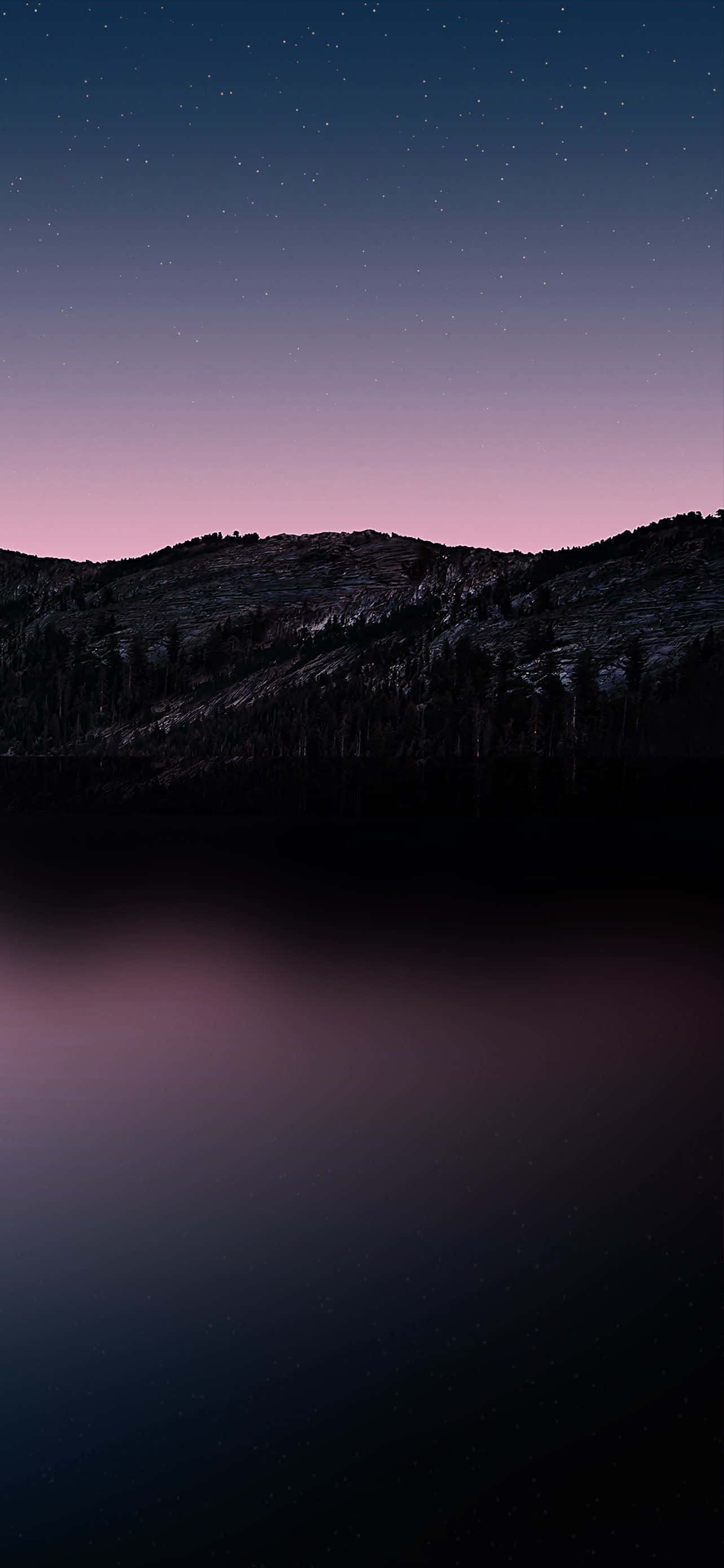 un lac cu un munte în fundal