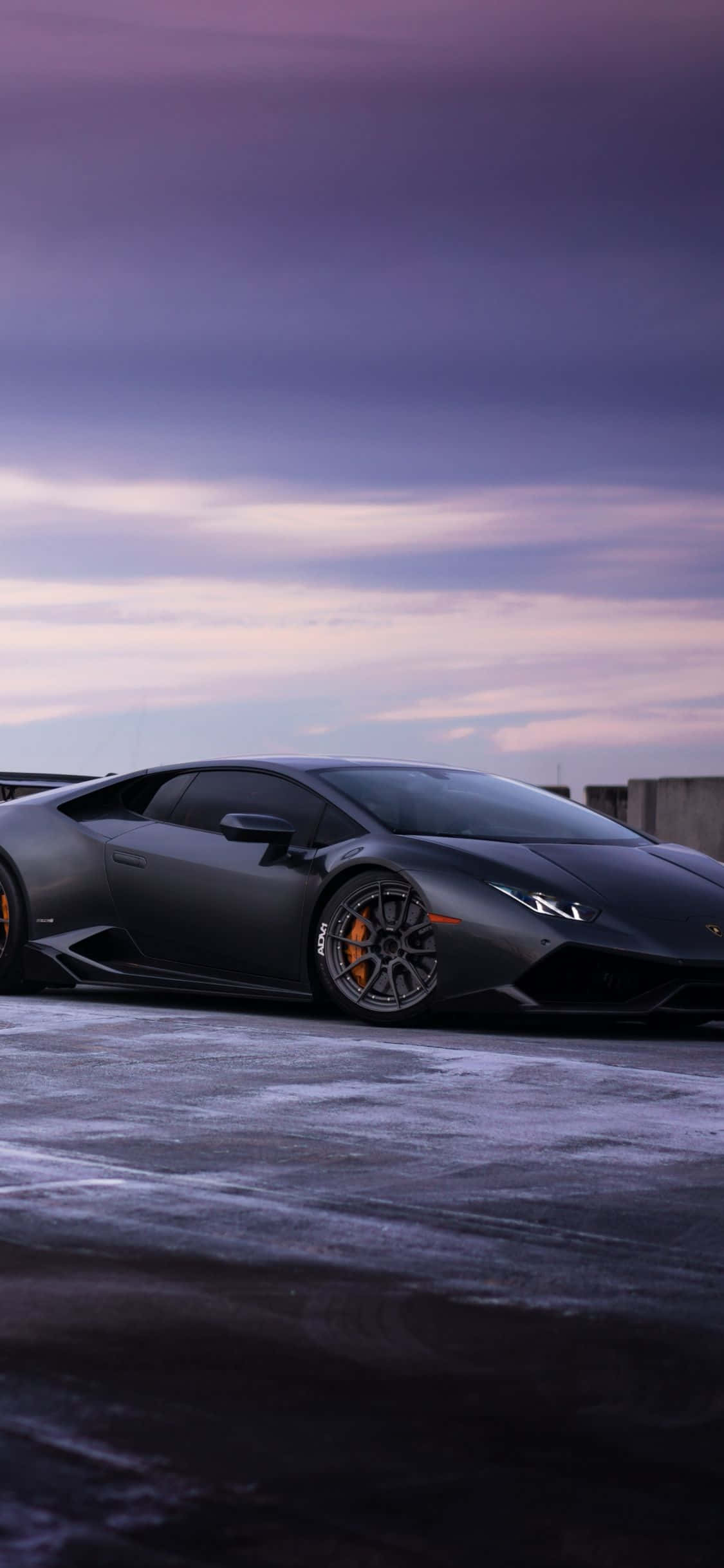 un lamborghini negru parcat pe un drum înzăpezi Fundal