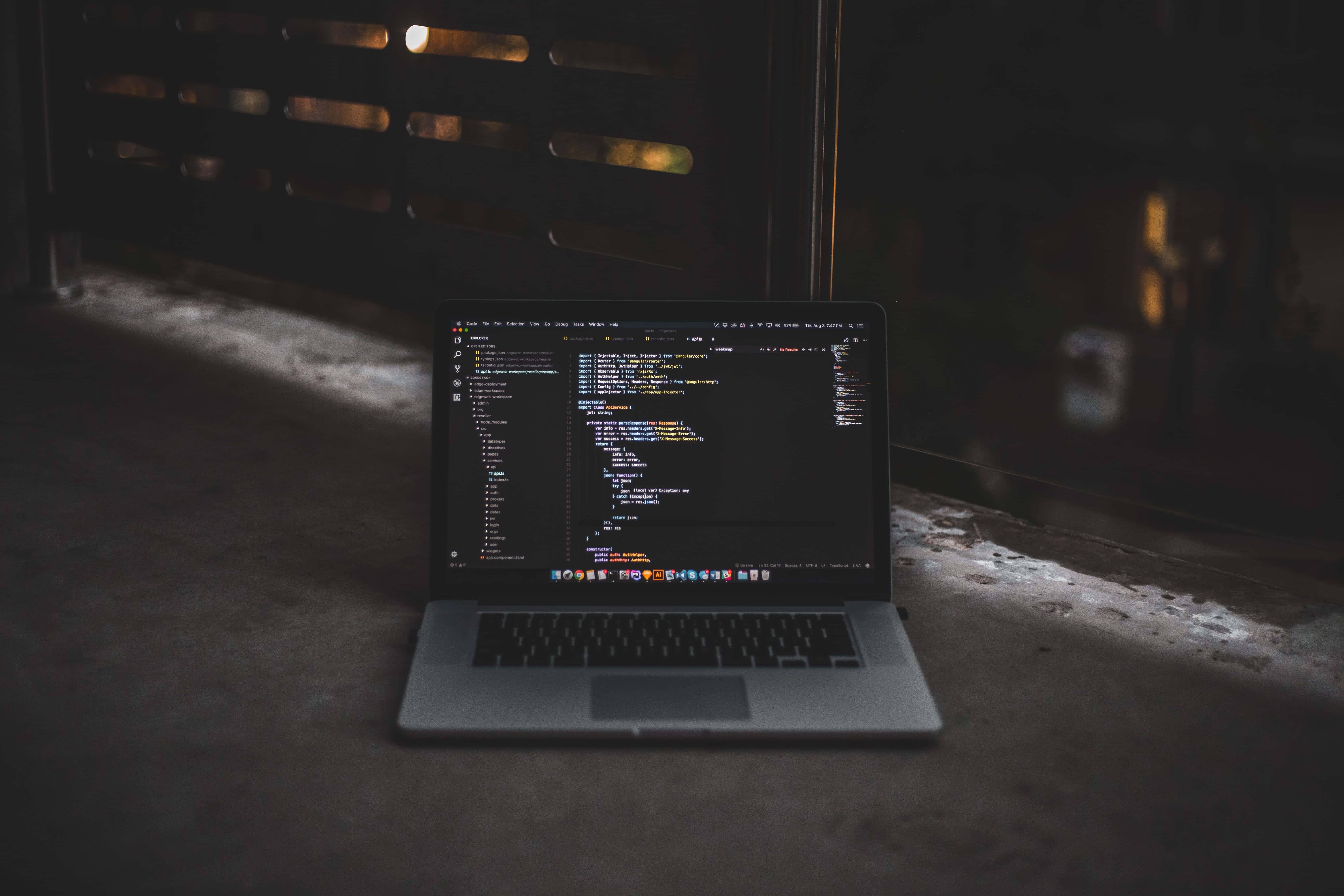 un laptop cu ecranul care afișează un program Fundal