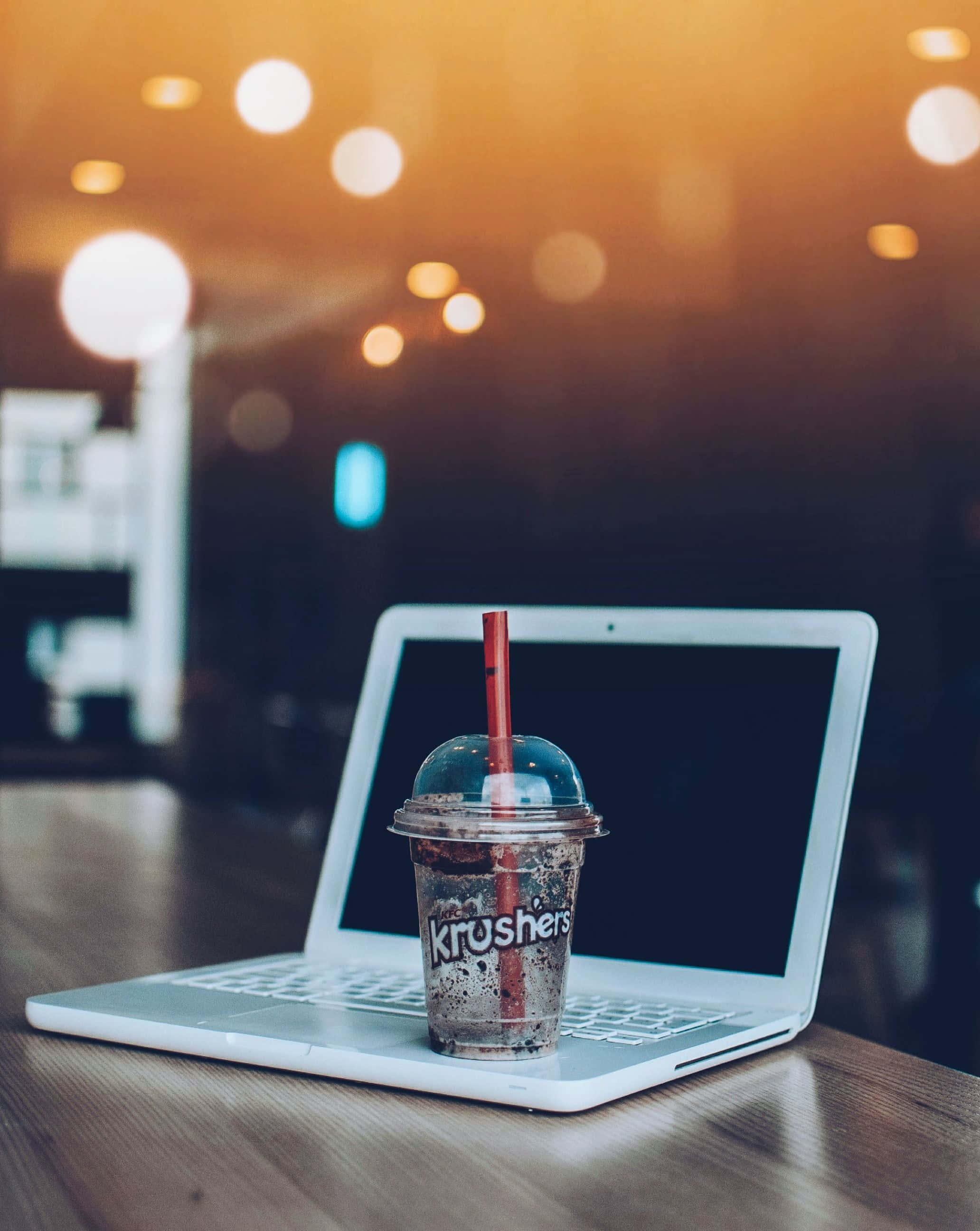 Un laptop elegant și atrăgător, estetic, pentru toate nevoile tale. Fundal