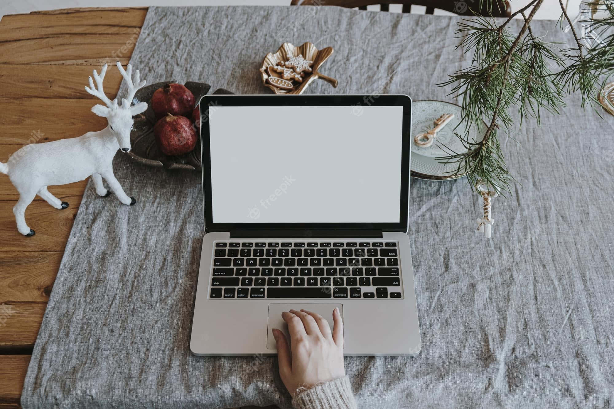 Un laptop modern, subțire și plăcut estetic Fundal