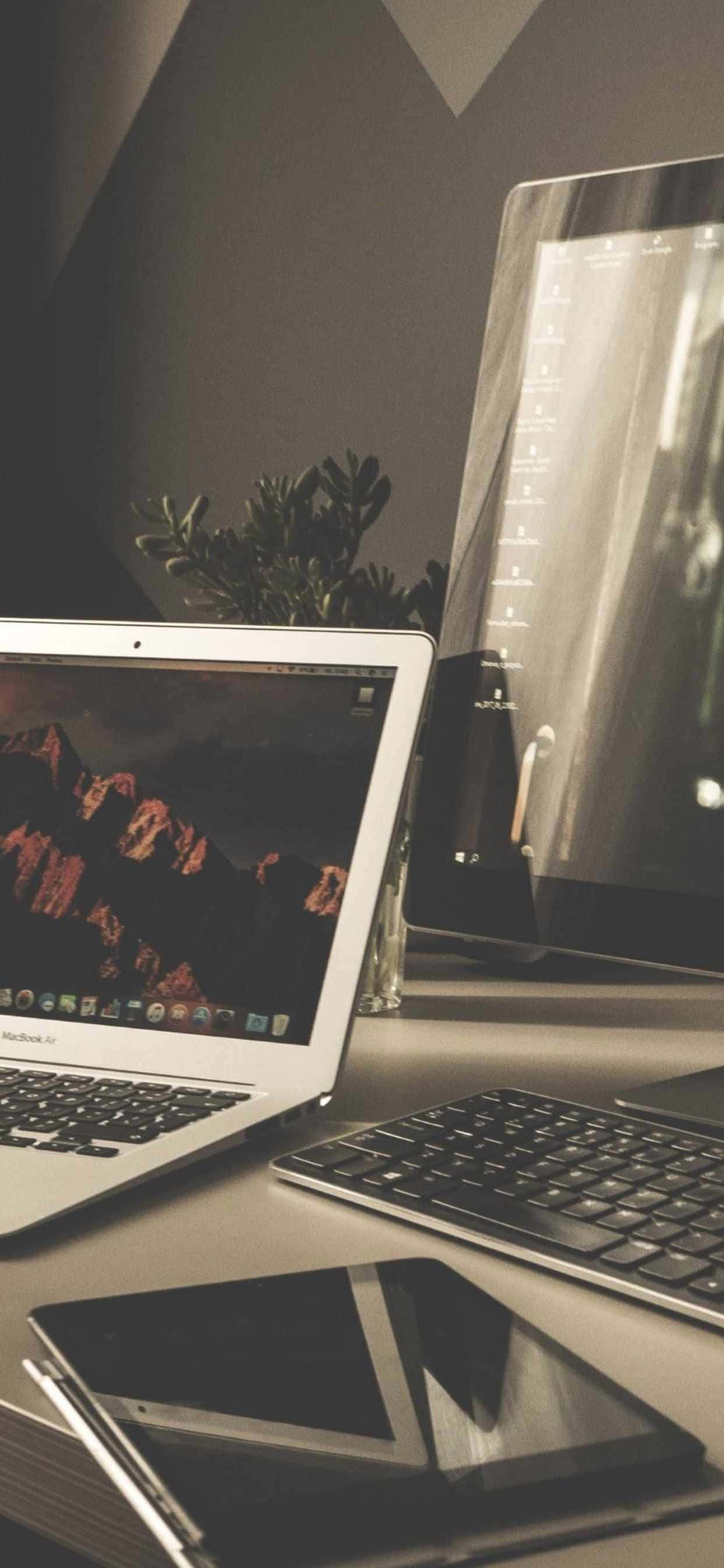 un laptop, o tabletă și un telefon pe un birou Fundal
