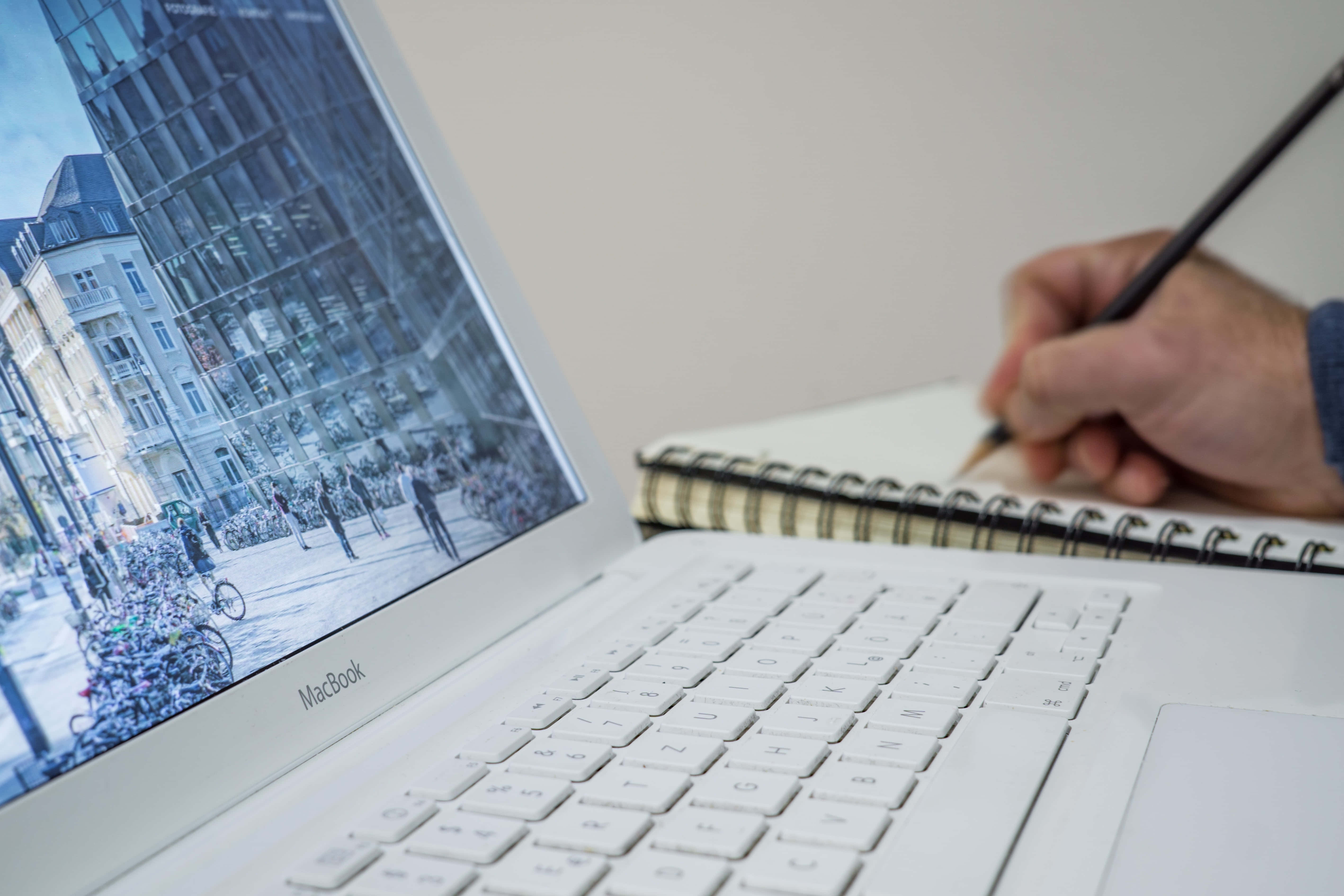 Un Macbook estetic, o piesă de tehnologie elegantă și modernă Fundal