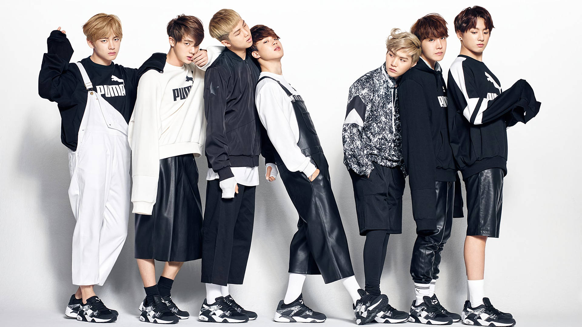 Membrii BTS V, Jungkook, Jimin, Suga, Jin, RM și J-Hope în ținute alb-negru. — Bts Fundal
