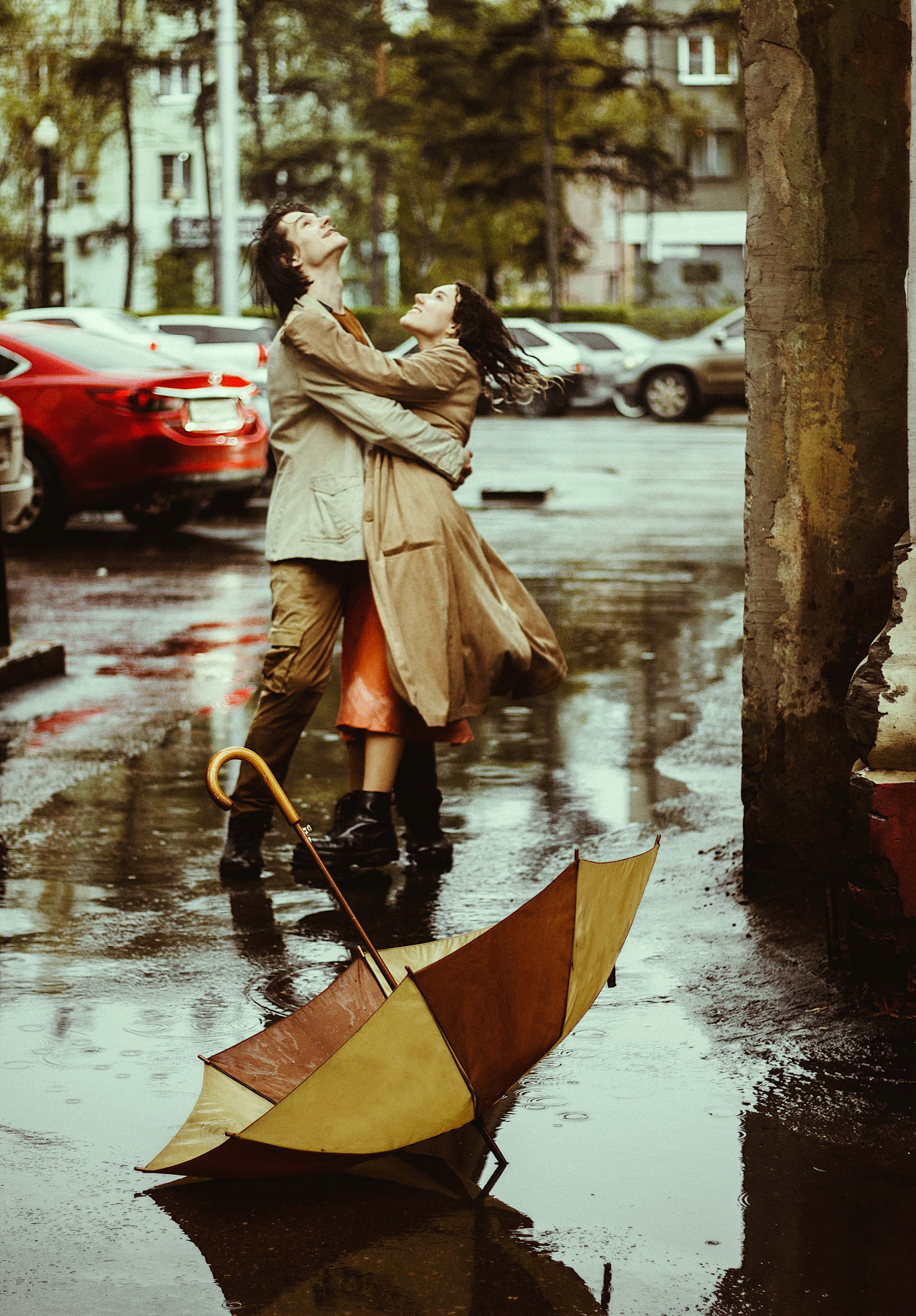 Un moment romantic în ploaie. Fundal