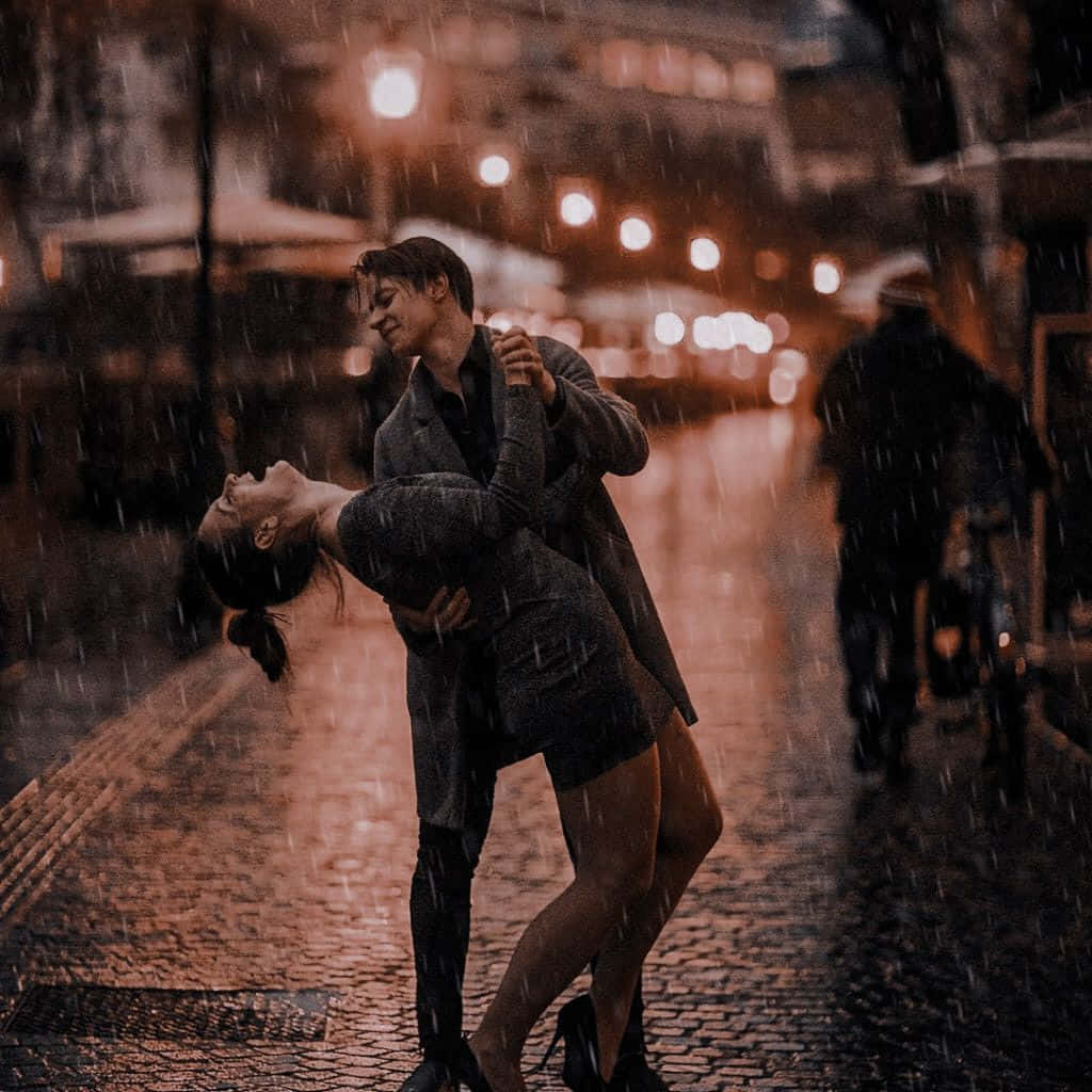 Un moment romantic între doi îndrăgostiți în ploaie Fundal