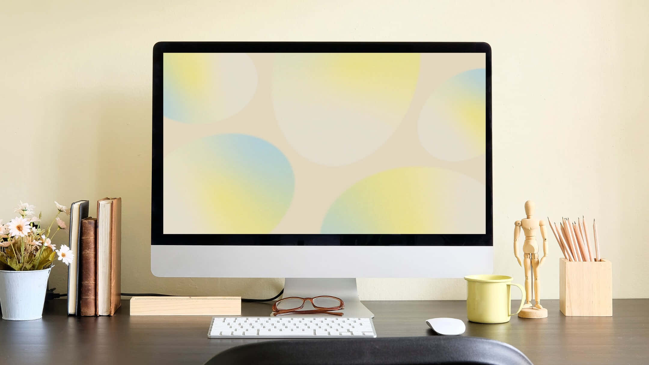 un monitor de computer pe un birou cu fundal galben Fundal