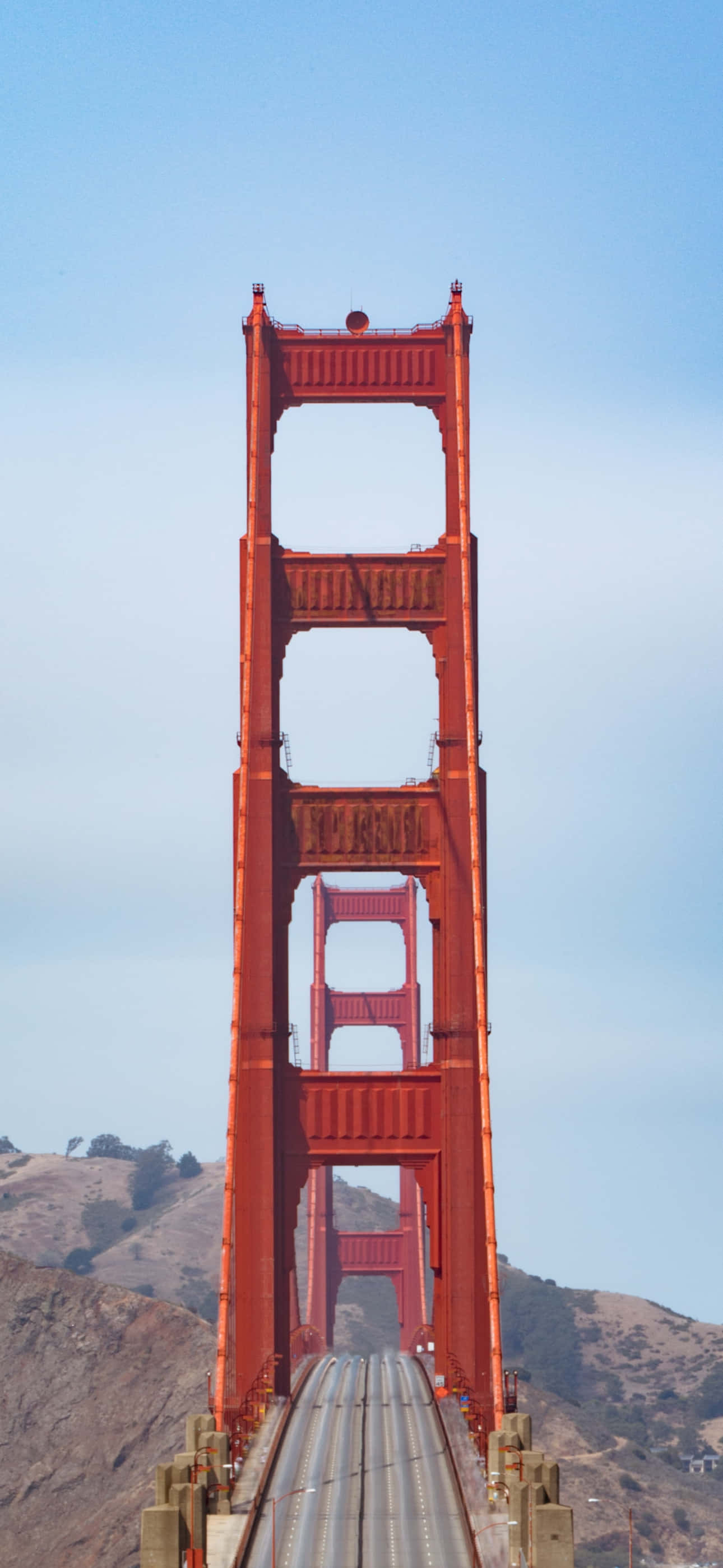 un om conduce peste podul Golden Gate Fundal