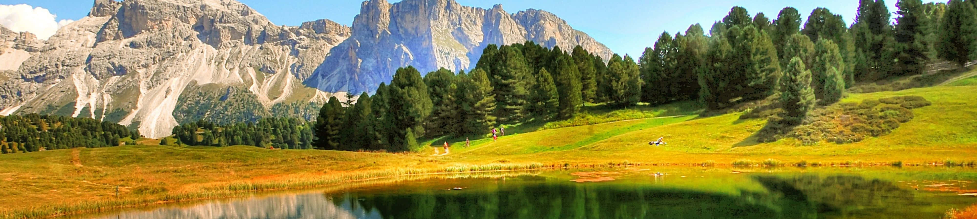 un peisaj montan cu un lac și copaci Fundal