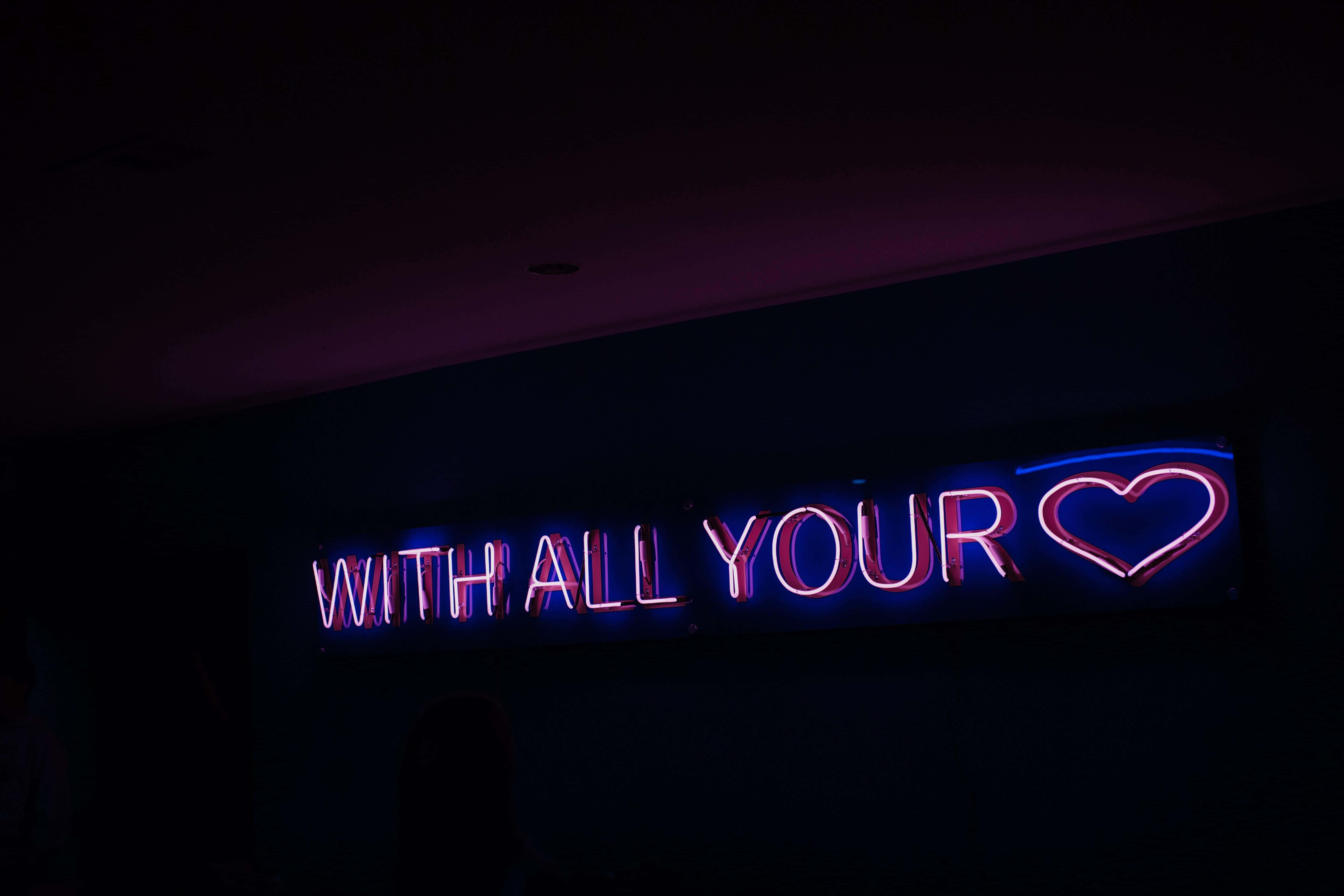 Un peisaj urban neon contrastant, cu lumini în mișcare și siluete. Fundal