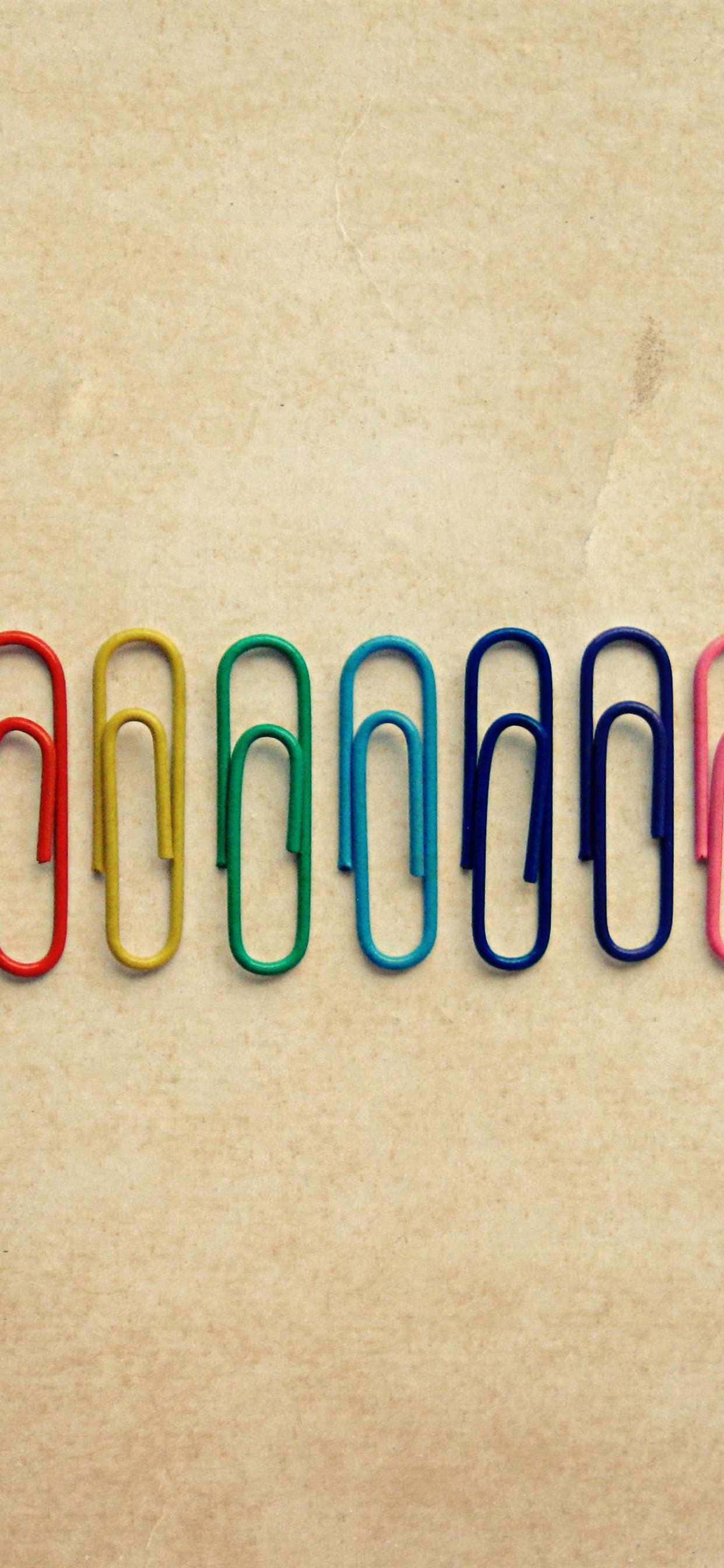 un rând de agrafe colorate Fundal