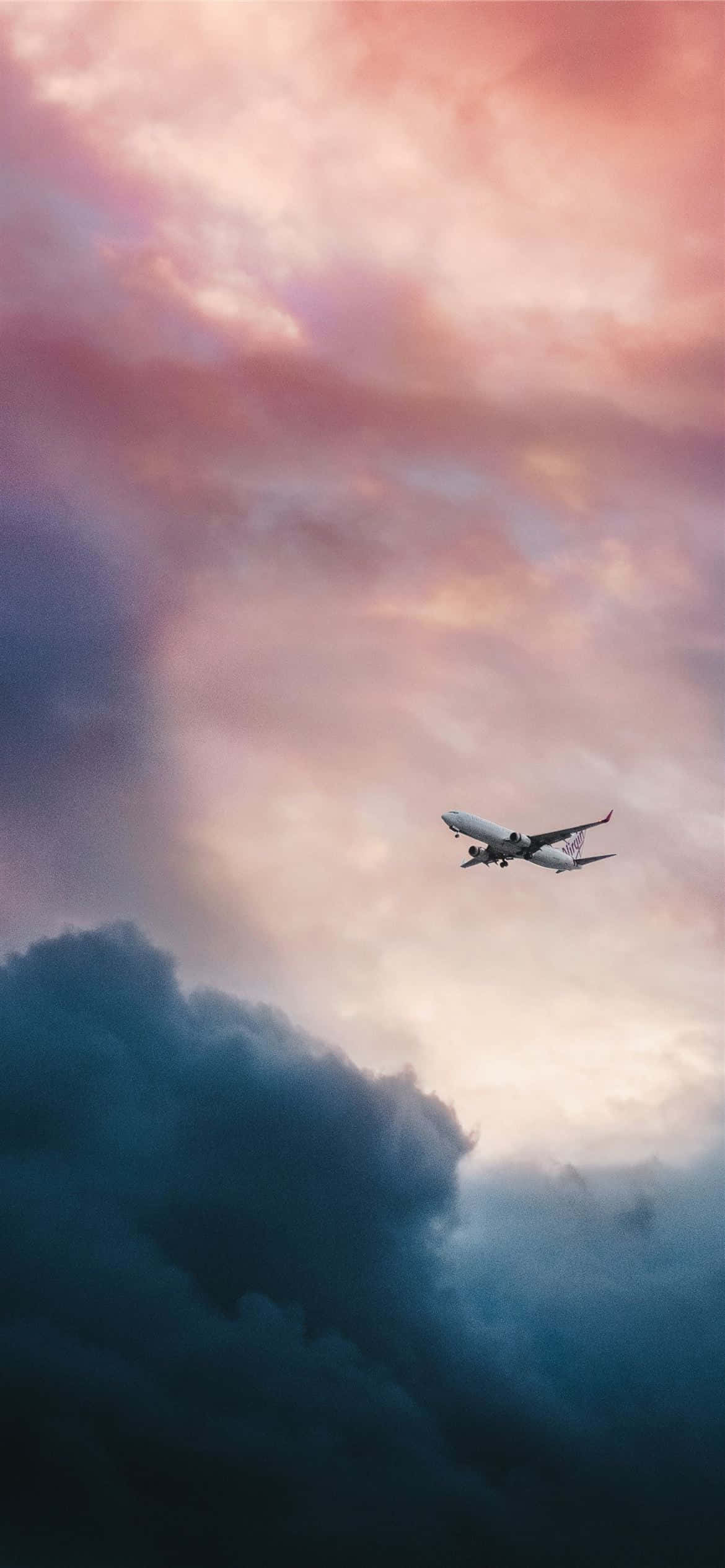Un răsărit frumos de soare deasupra unui avion comercial în zbor. Fundal