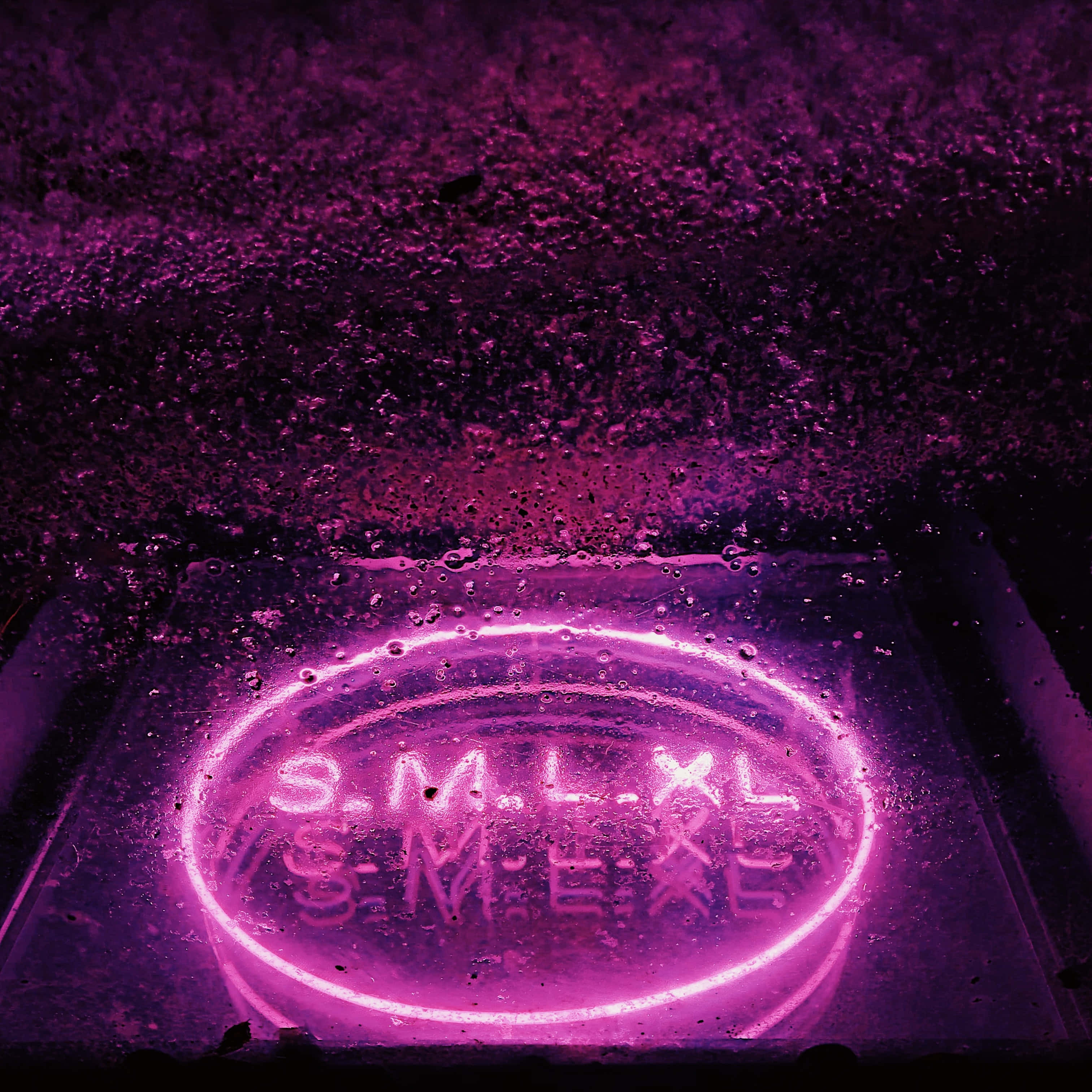 un semn neon cu cuvântul smoke în el Fundal