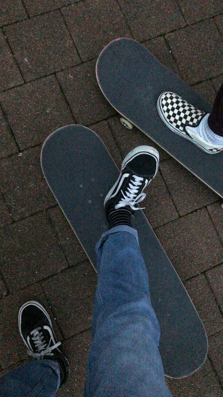 Un tânăr execută trucuri cu skateboard-ul în fața unui perete acoperit de graffiti Fundal