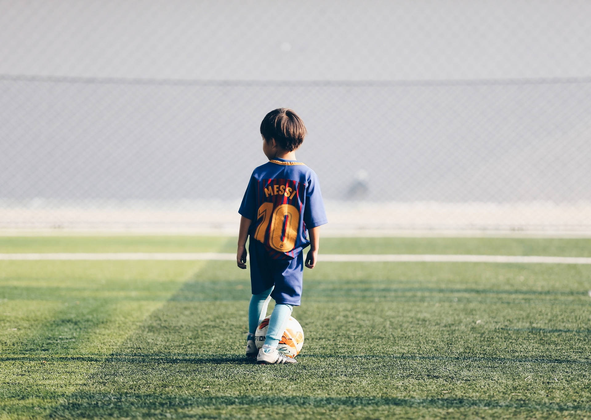 Fotografie de fundal pentru desktop cu un copil fan al fotbalului, purtând tricoul lui Lionel Messi. — Fotbal Fundal