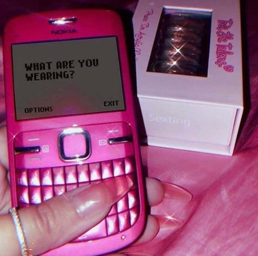 un telefon roz cu un mesaj pe el Fundal