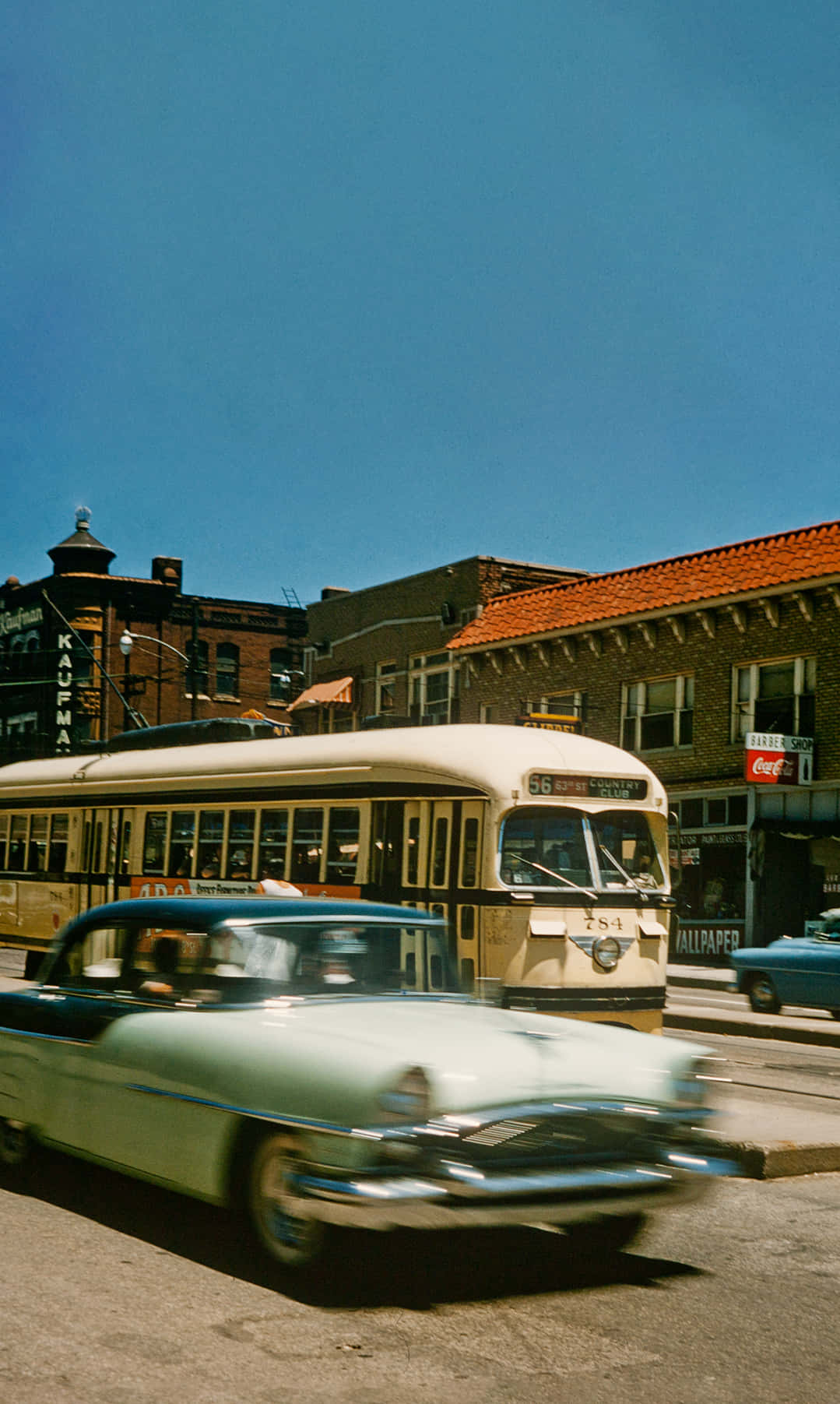 Un Tramvai Roșu Trecând Prin Main Street în Kansas City Fundal