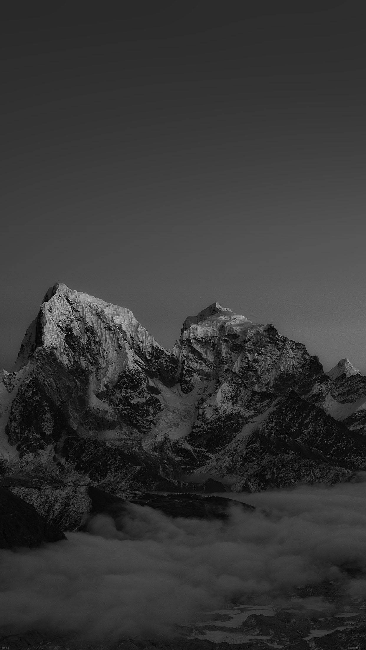 Un vârf de munte maiestuos în monocrom. Fundal