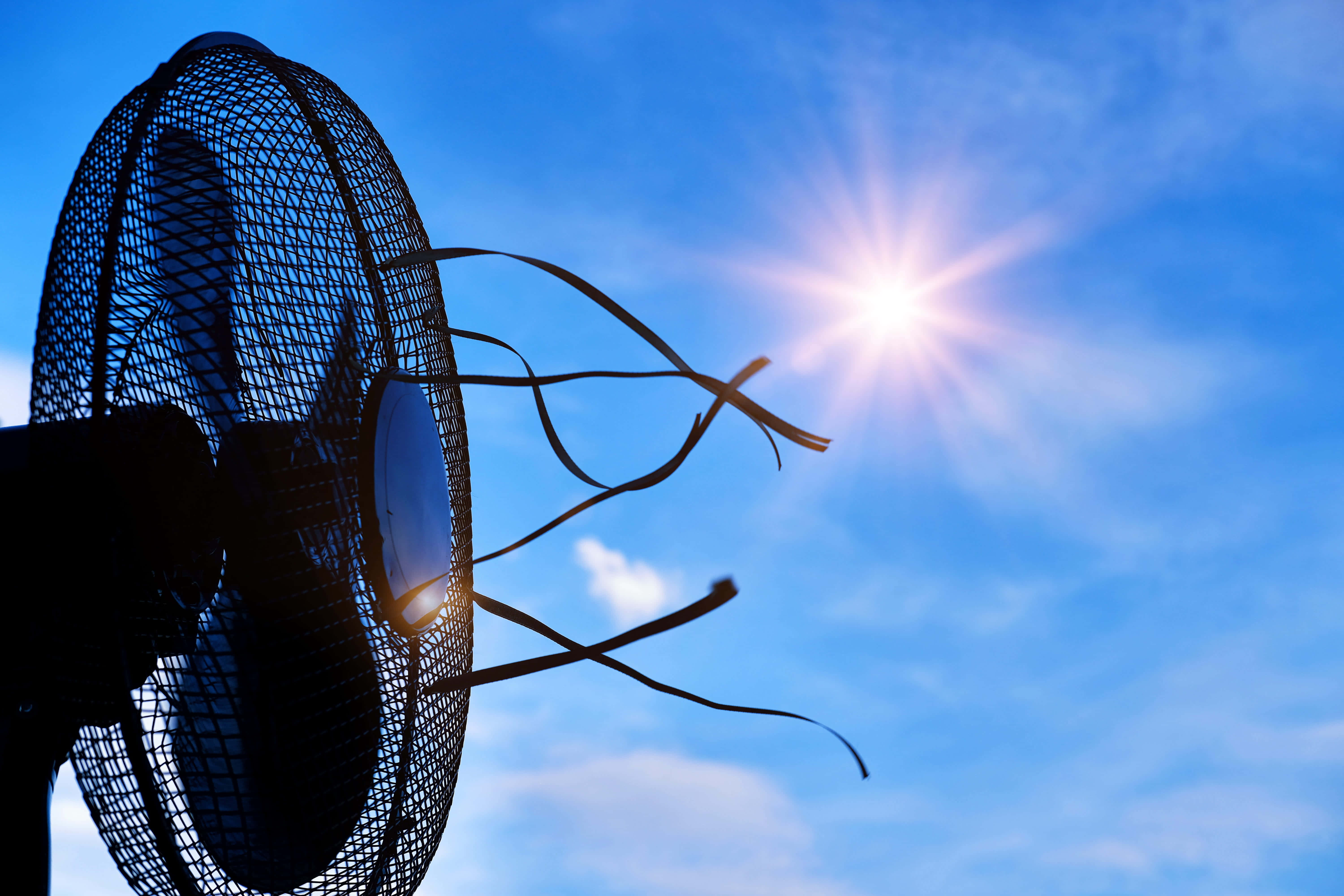 un ventilator este prezentat pe un cer albastru Fundal
