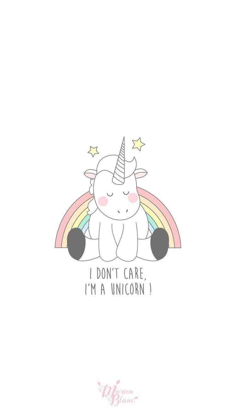 Unicorn Alb așezat în fața unui curcubeu pe un fundal alb minimalist care spune „Nu-mi pasă, sunt un unicorn”. — Unicorn Fundal
