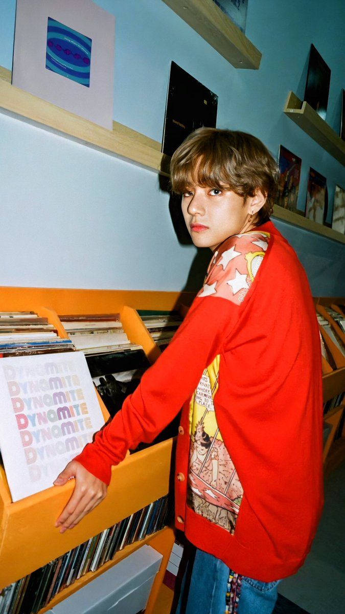 V de la BTS cu Discul de Vinil Dynamite Fundal