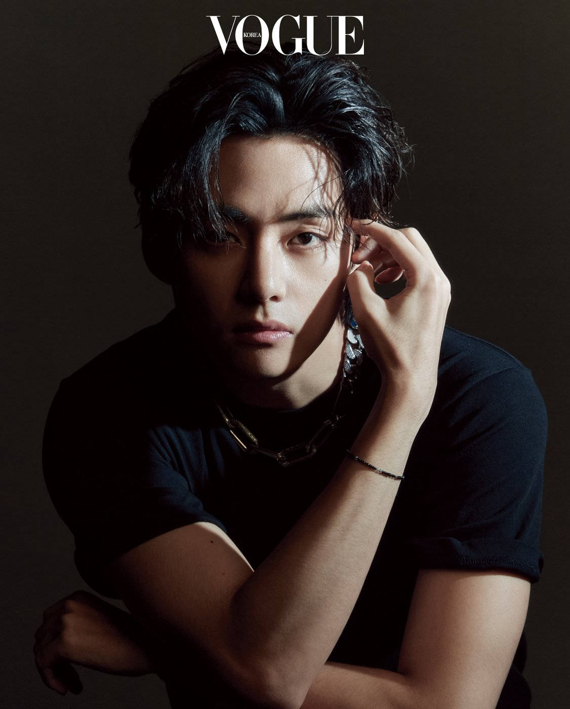 BTS V Vogue Cămașă Neagră Fundal