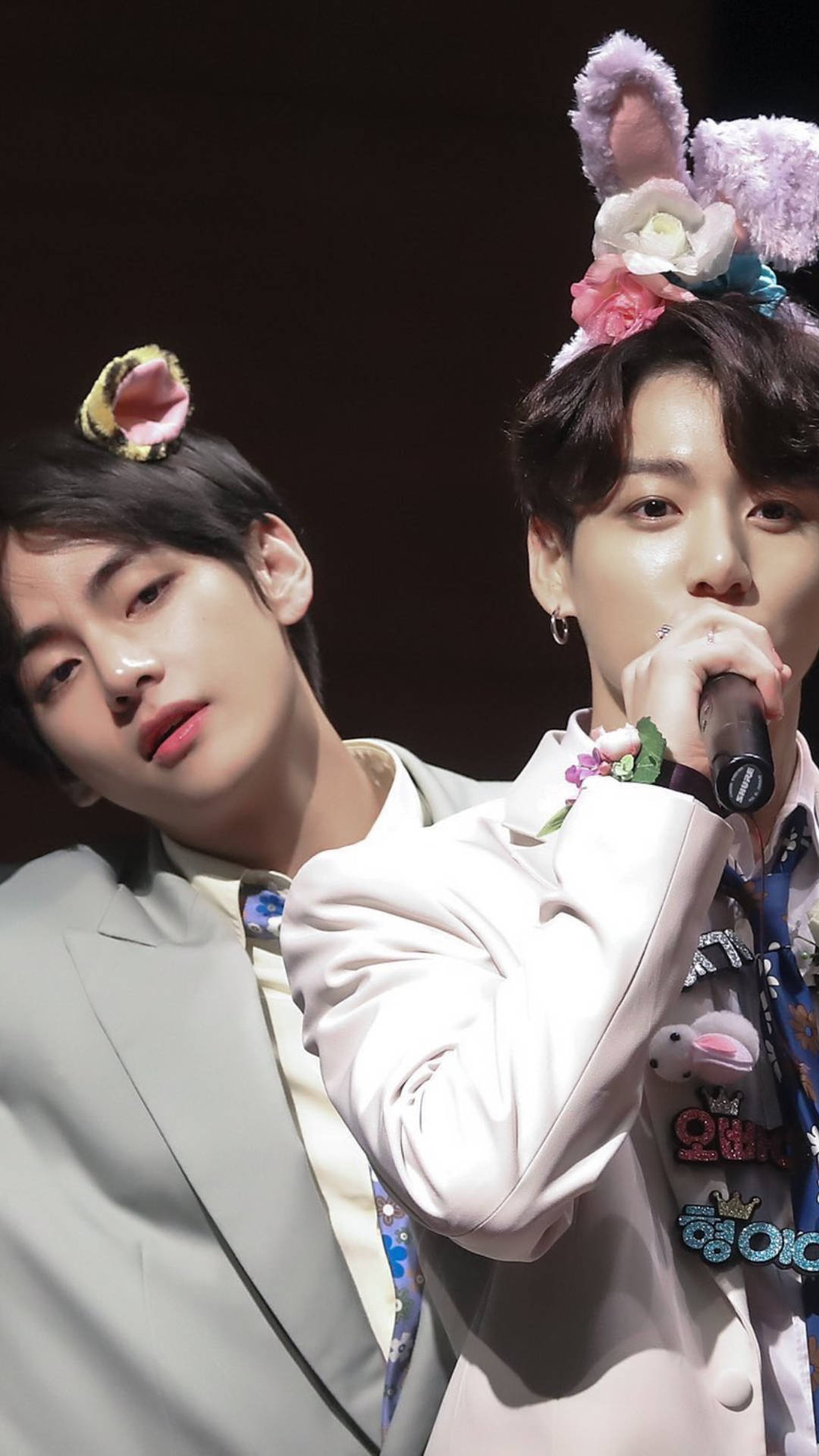 V și Jungkook din BTS cu bentite drăguțe Fundal