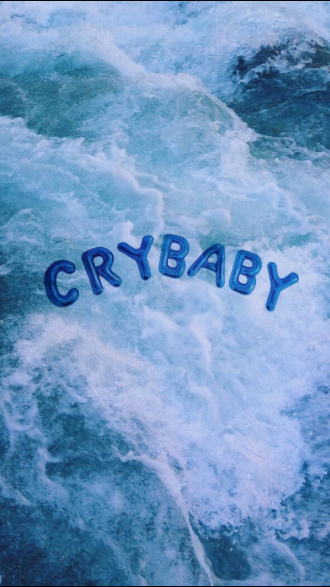 Tapet estetic albastru cu litere mari tip balon care scriu „Crybaby” plutind pe un ocean sau mare albastră. — Albastru Fundal