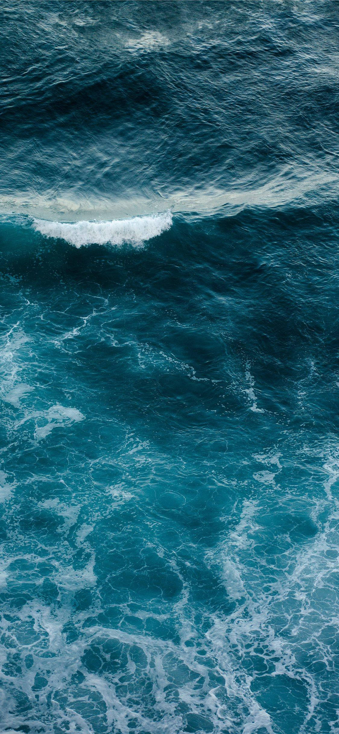 Valuri oceanice albastre adânci pentru iPhone XS Fundal