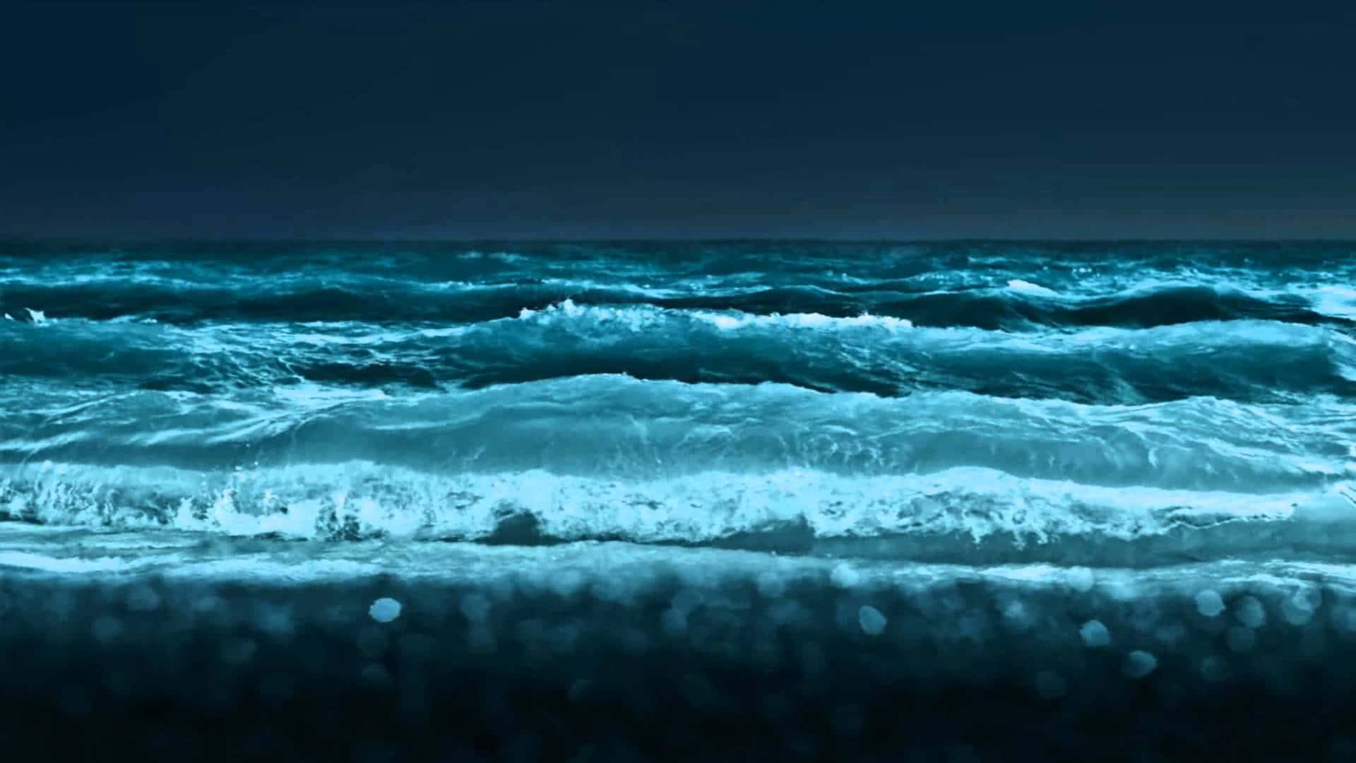 Valuri oceanice maiestuoase care se sparg pe țărm Fundal