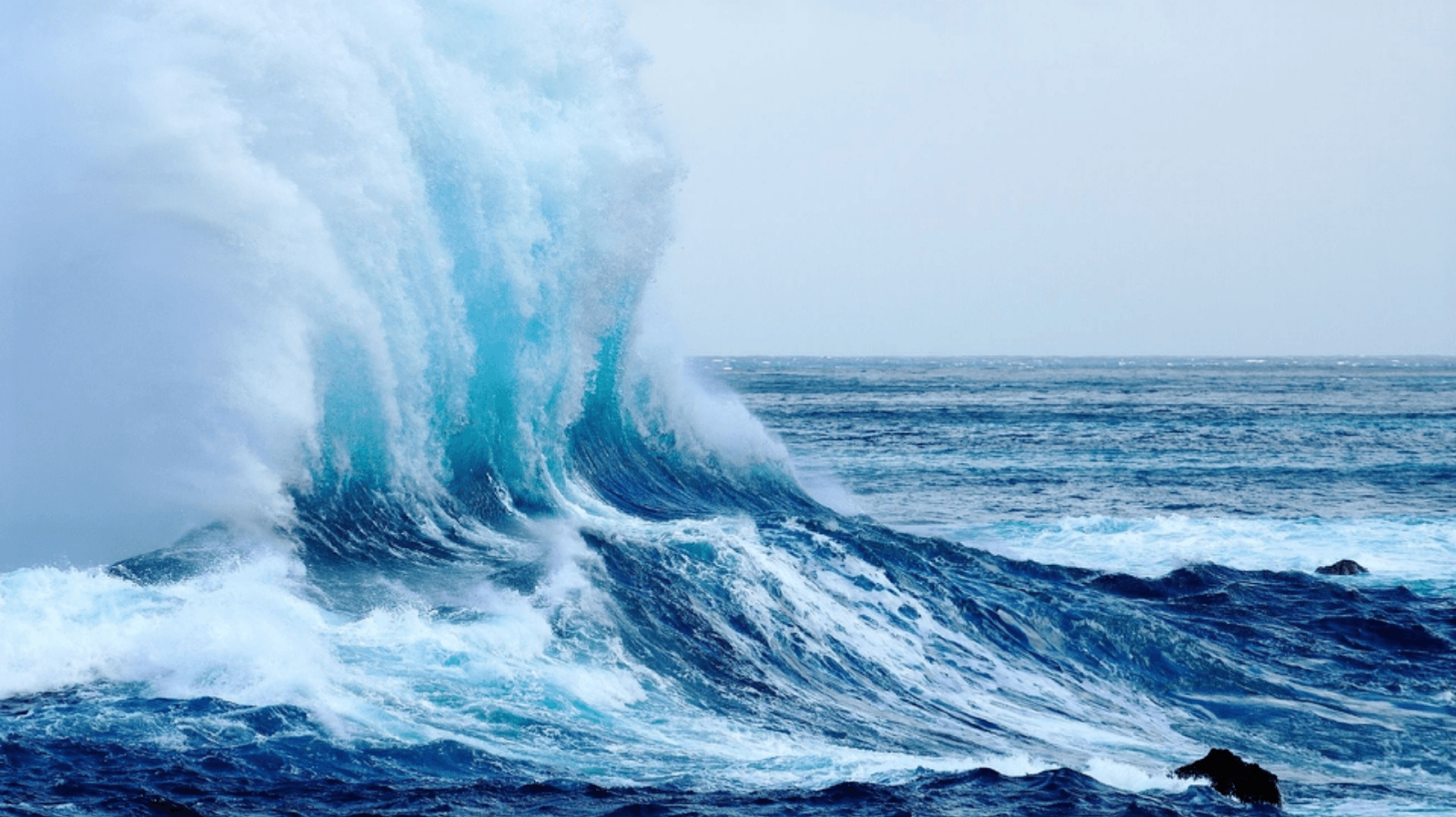 Valuri Oceanice Maiestuoase la Apus Fundal