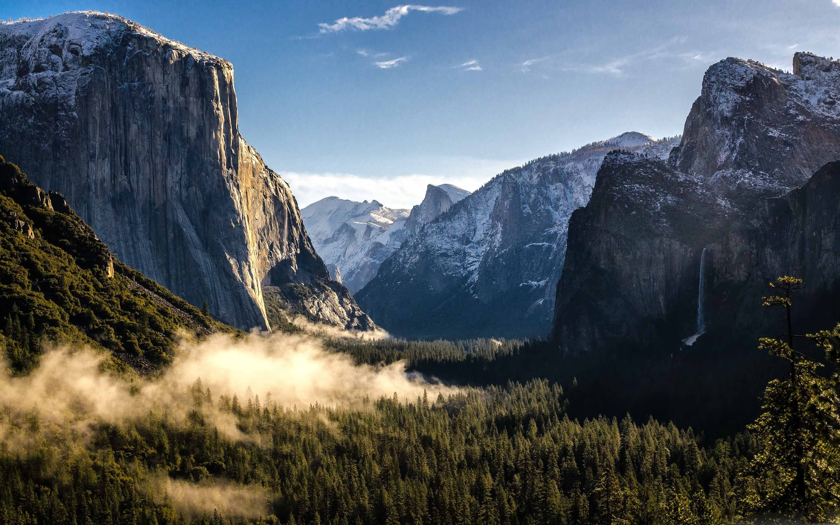 Vârfuri Albe de Zăpadă din Yosemite Valley Reflectate de MacBook Fundal