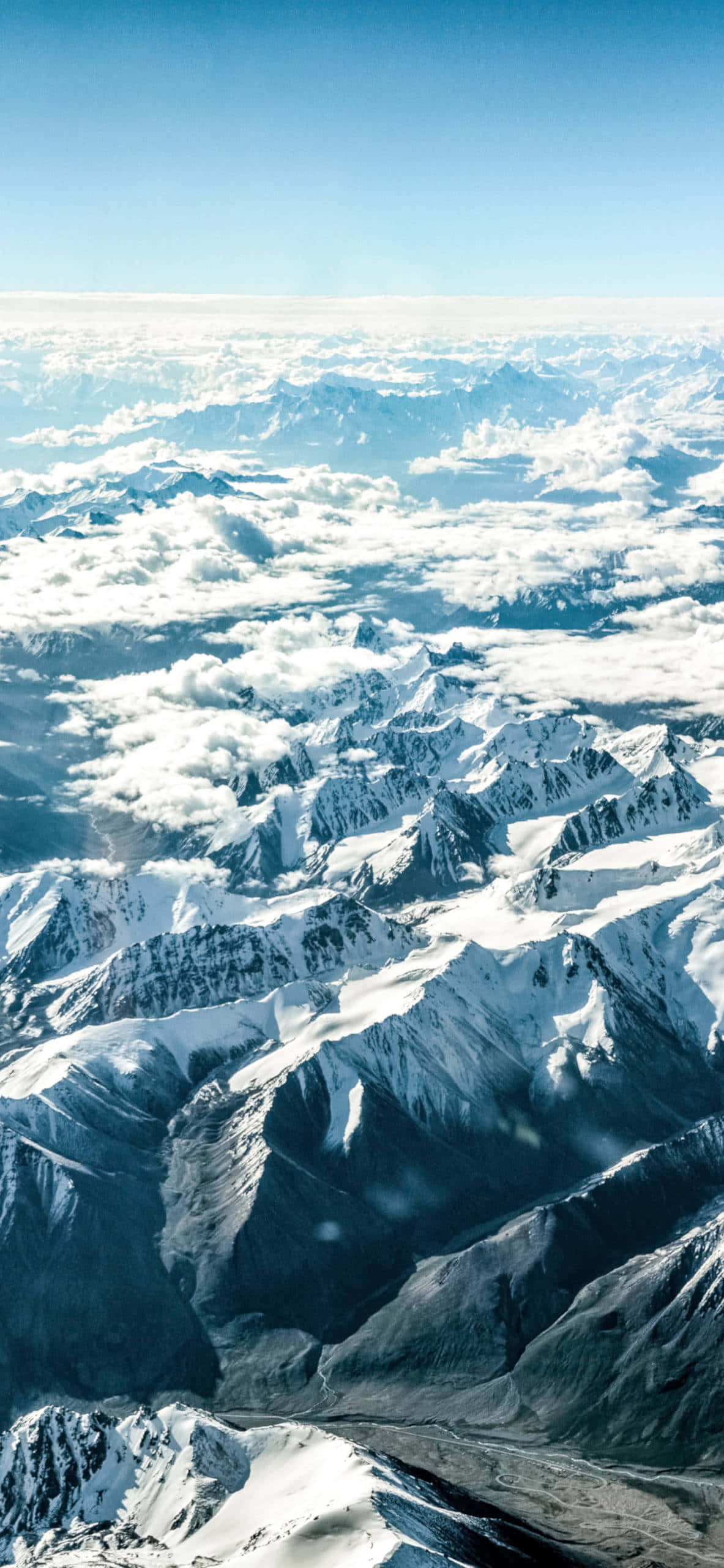 Vârfurile înzăpezite ale Himalayei, întinzându-se spre cer. Fundal