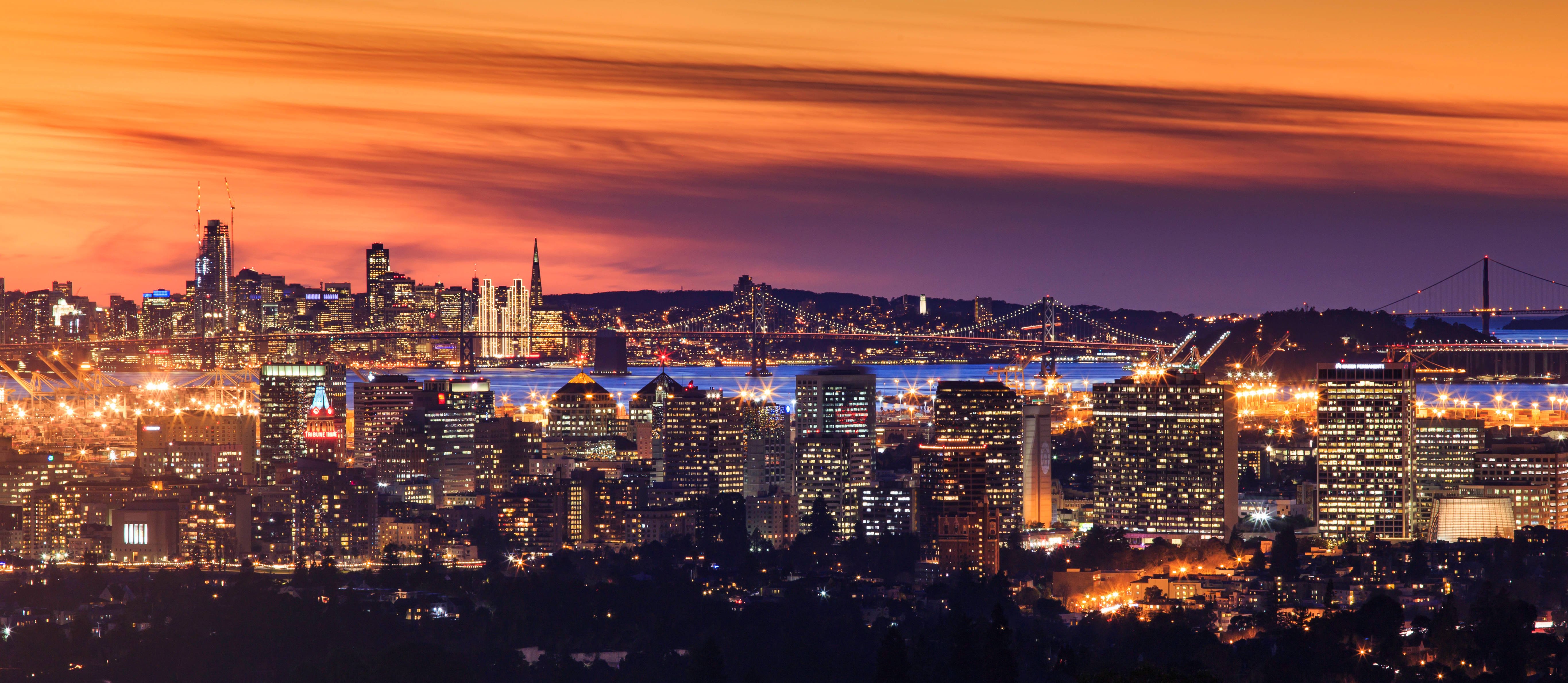 Vedere aeriană a centrului orașului San Francisco din Turnul Coit. Fundal