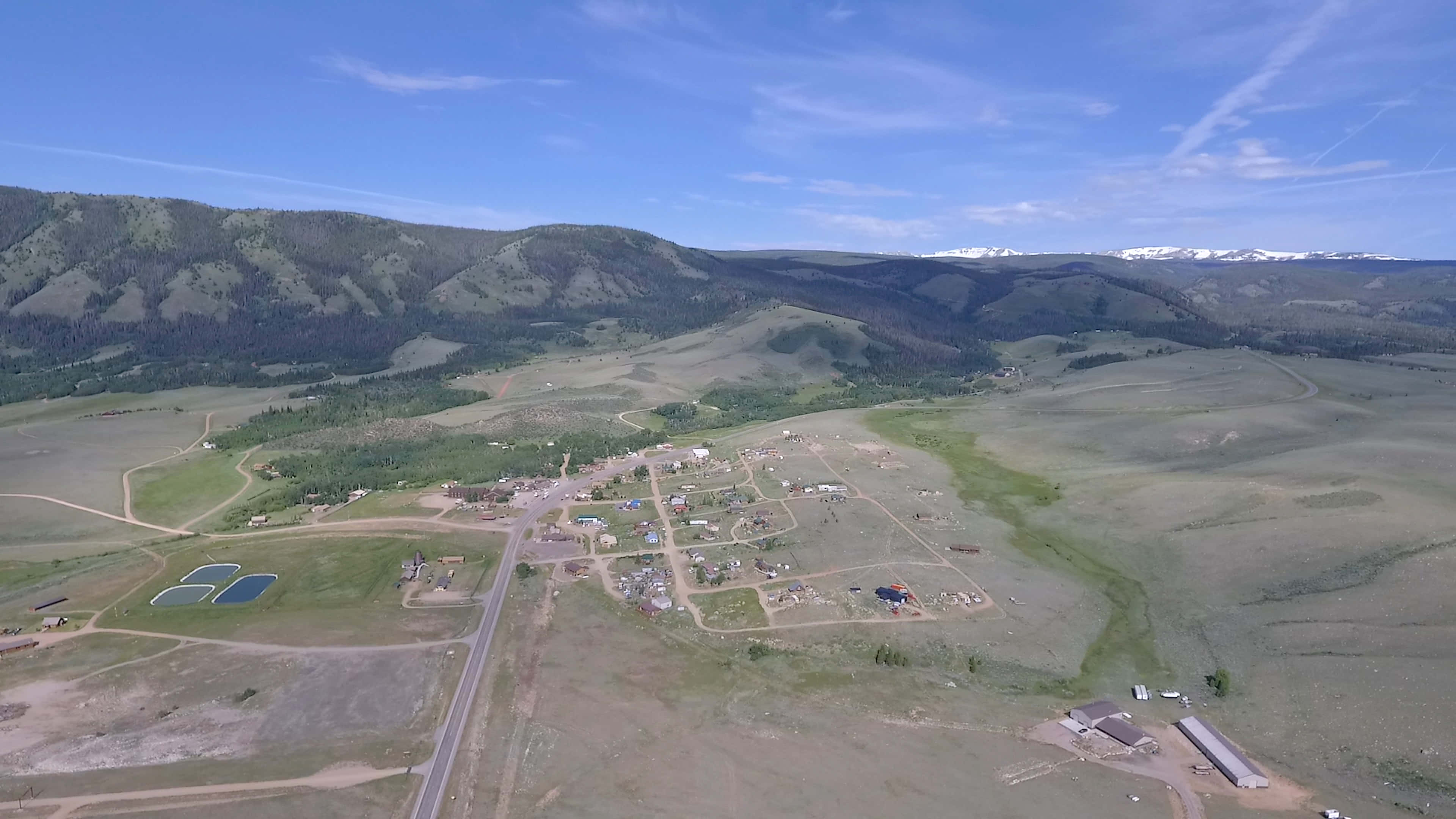 vedere aeriană a unui orășel la munte Fundal