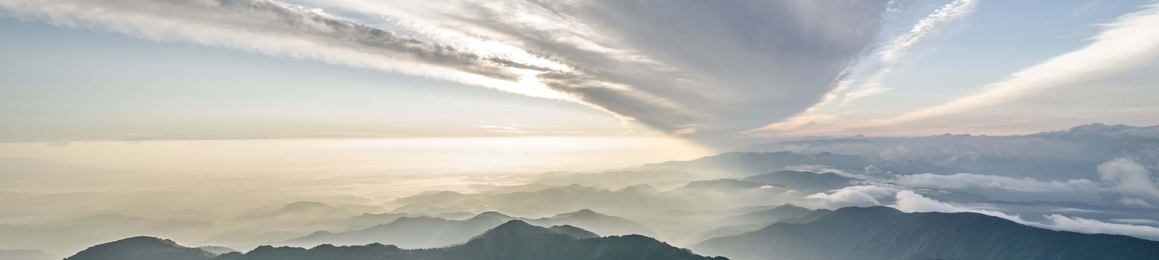 Vedere aeriană a vibrantului Green Valley de mai jos Fundal