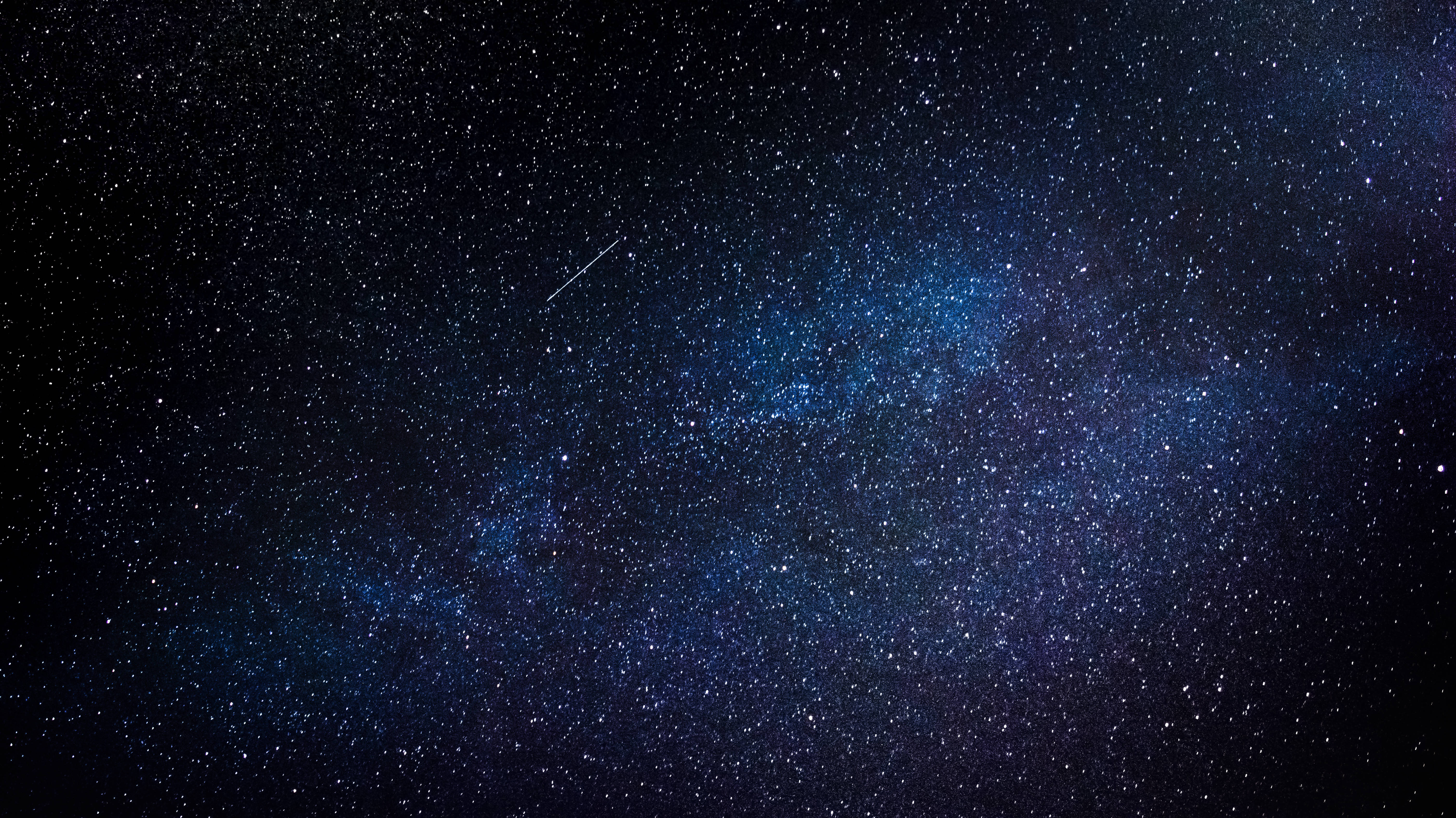 Vedere apropiată mesmerizantă a Samsung Galaxy S10 Plus care afișează vibrantul său Ecran AMOLED Fundal