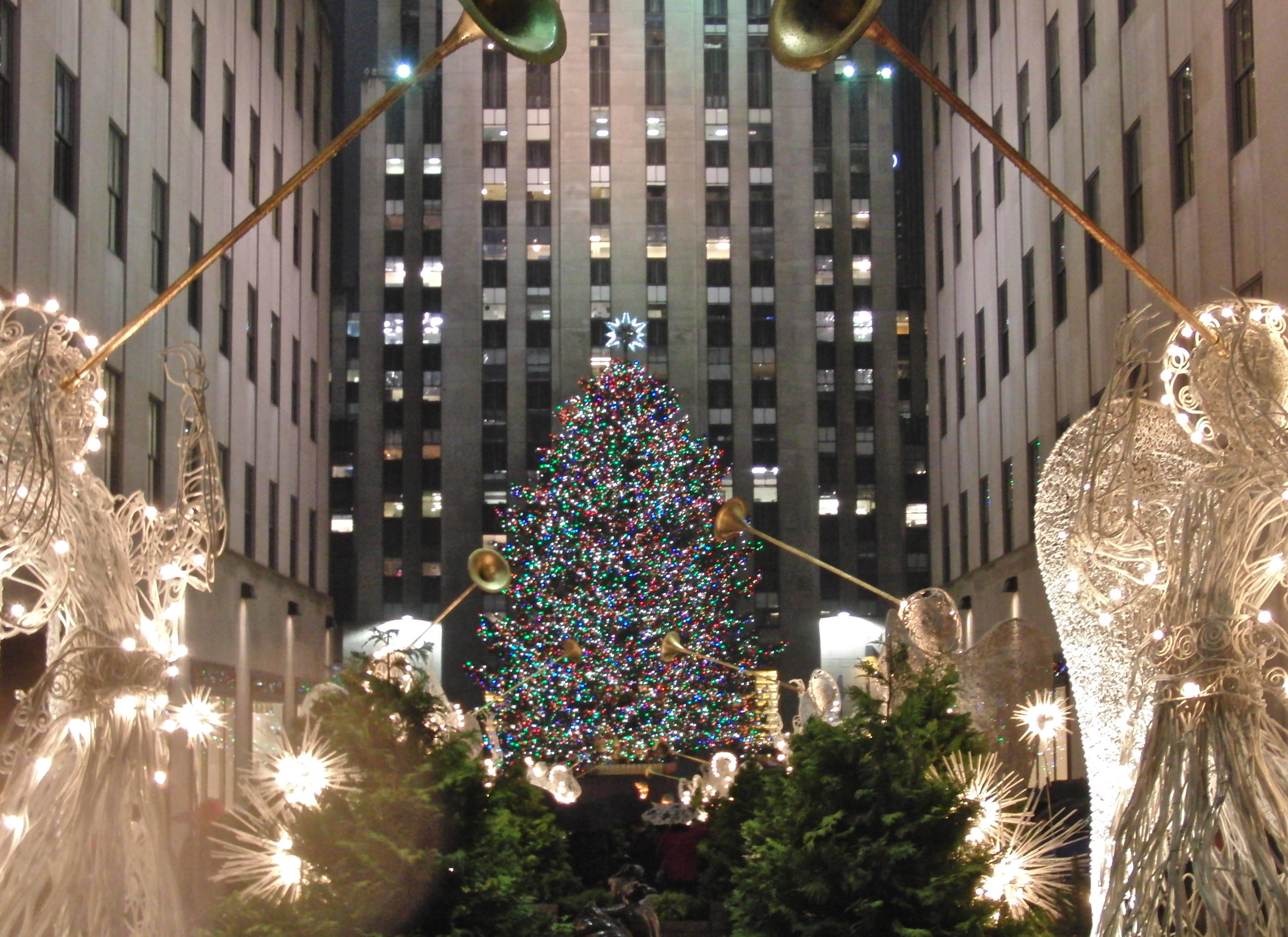Vedere de noapte la pomul de Crăciun din Rockefeller Center Fundal