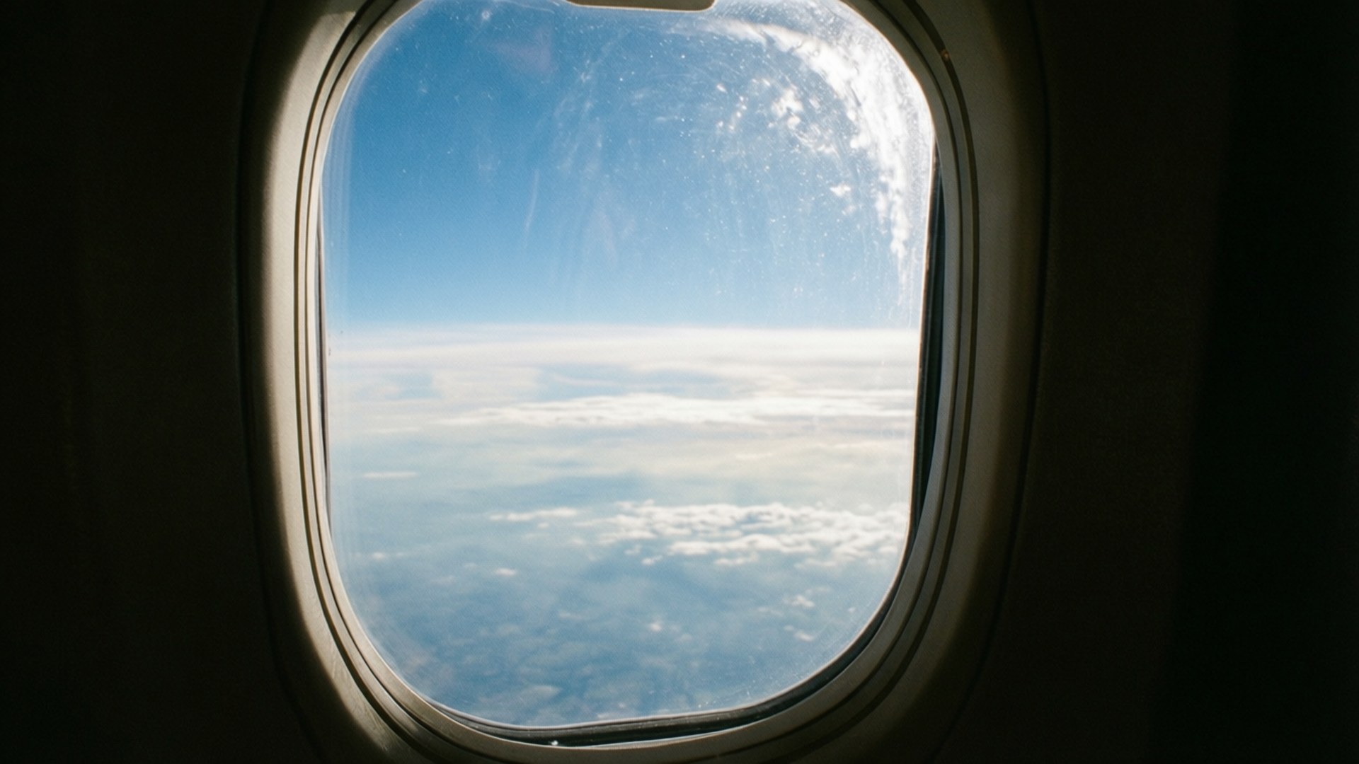 Vedere din geamul avionului spre cer Fundal