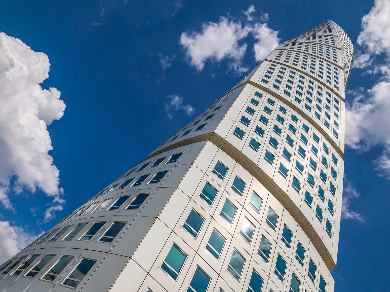 Vedere dramatică a Turning Torso, cel mai înalt edificiu din Suedia Fundal