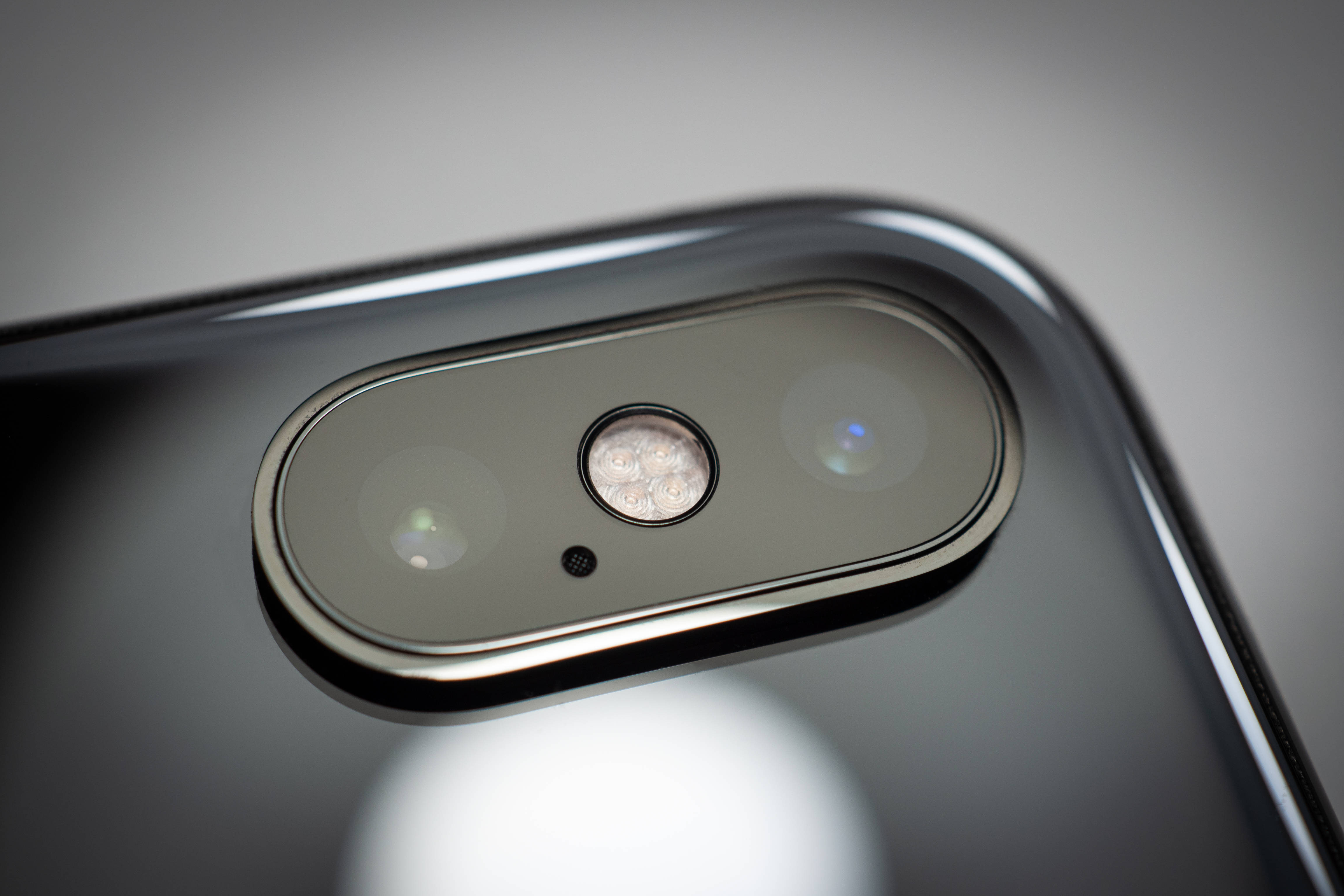 Vedere Elegantă a iPhone Xs în Apă Fundal