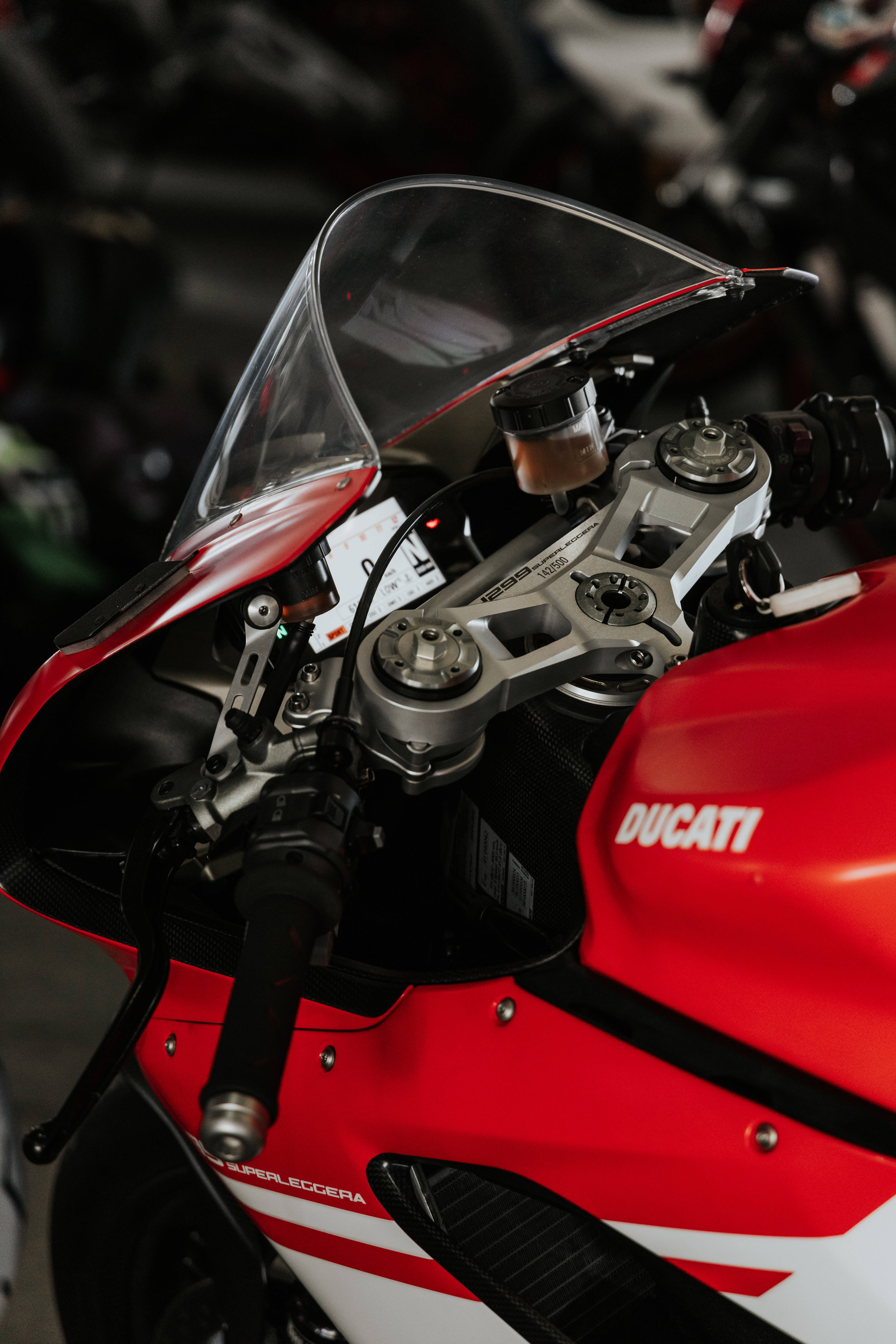 Vedere Laterală Uimitoare a Bicicletei Roșii Ducati Fundal
